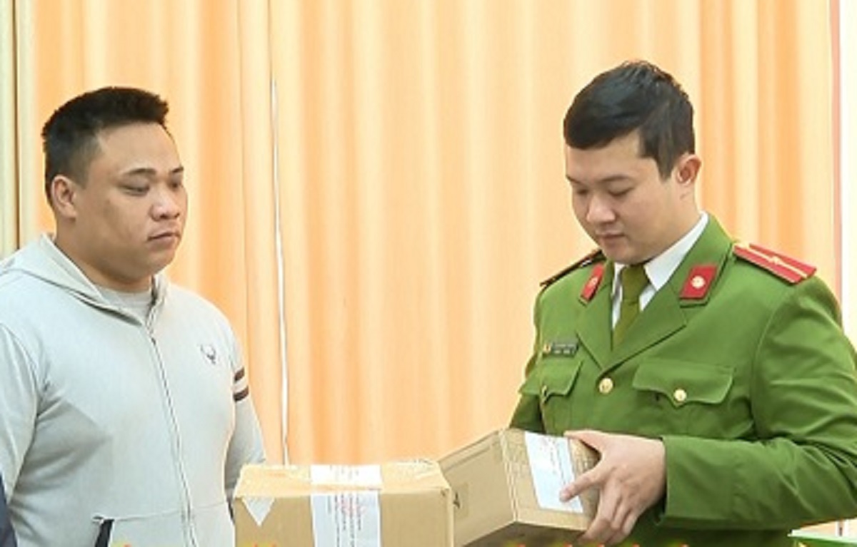 Buôn hàng cấm, 3 thanh niên bị khởi tố - Ảnh 1.