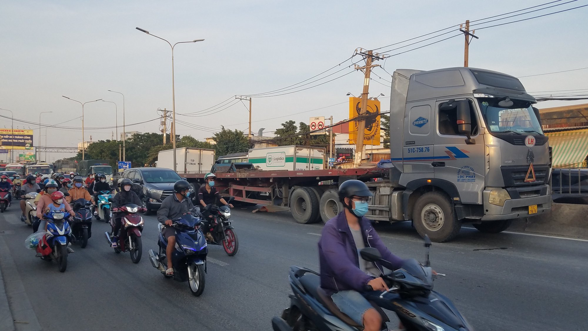 Tai nạn nghiêm trọng ở TP HCM - Ảnh 1.