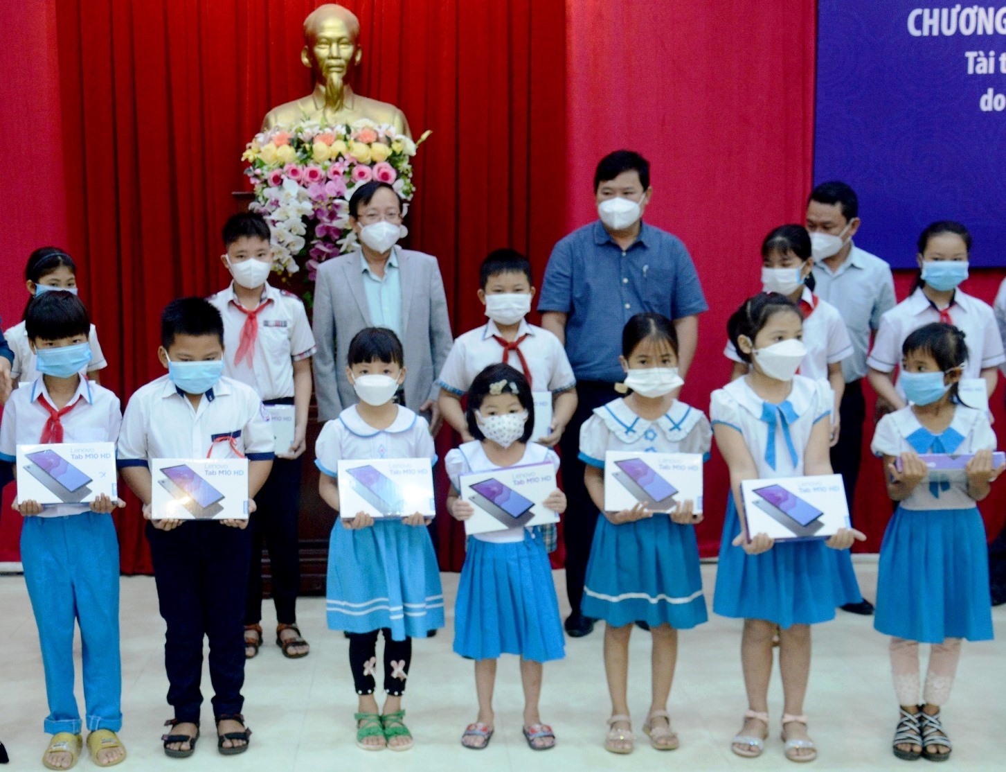 Quảng Ngãi: Còn 7,8 tỉ đồng chưa mua máy tính bảng cho học sinh