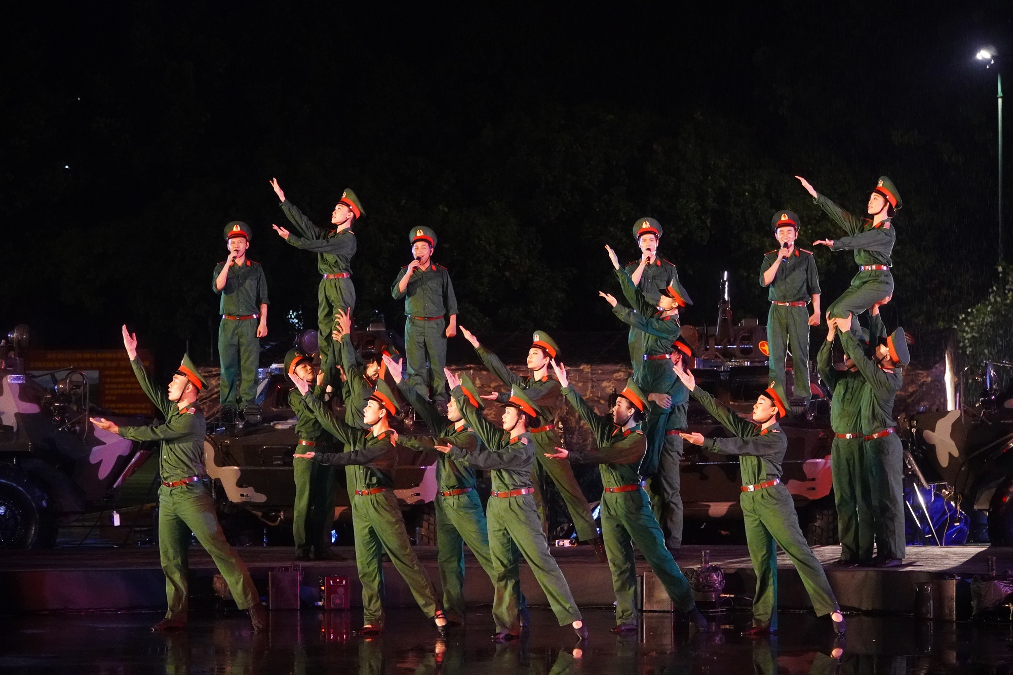 Chuỗi chương trình nghệ thuật Vinh quang người chiến sĩ - Ảnh 1.