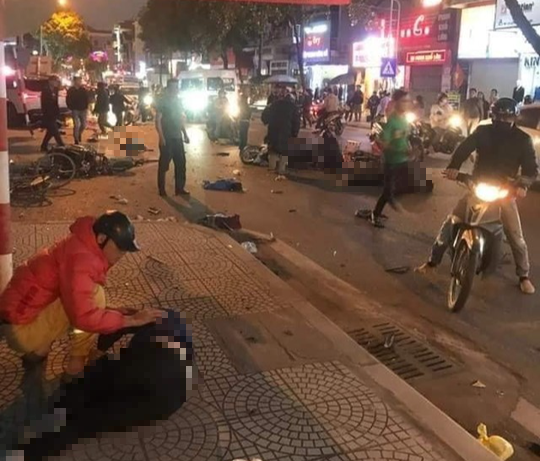 Ôtô gây tai nạn liên hoàn khiến 2 người chết, 3 người bị thương