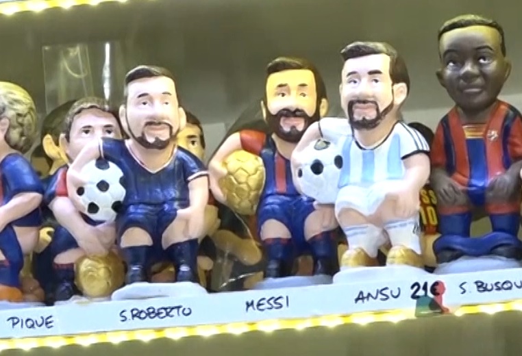 CLIP: Tượng Messi được chế t&aacute;c với tư thế nhạy cảm ở Barcelona - Ảnh 2.