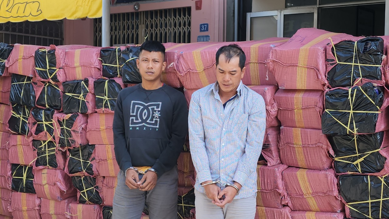 Người phụ nữ "không rõ lai lịch" và 2 gã trai hám tiền