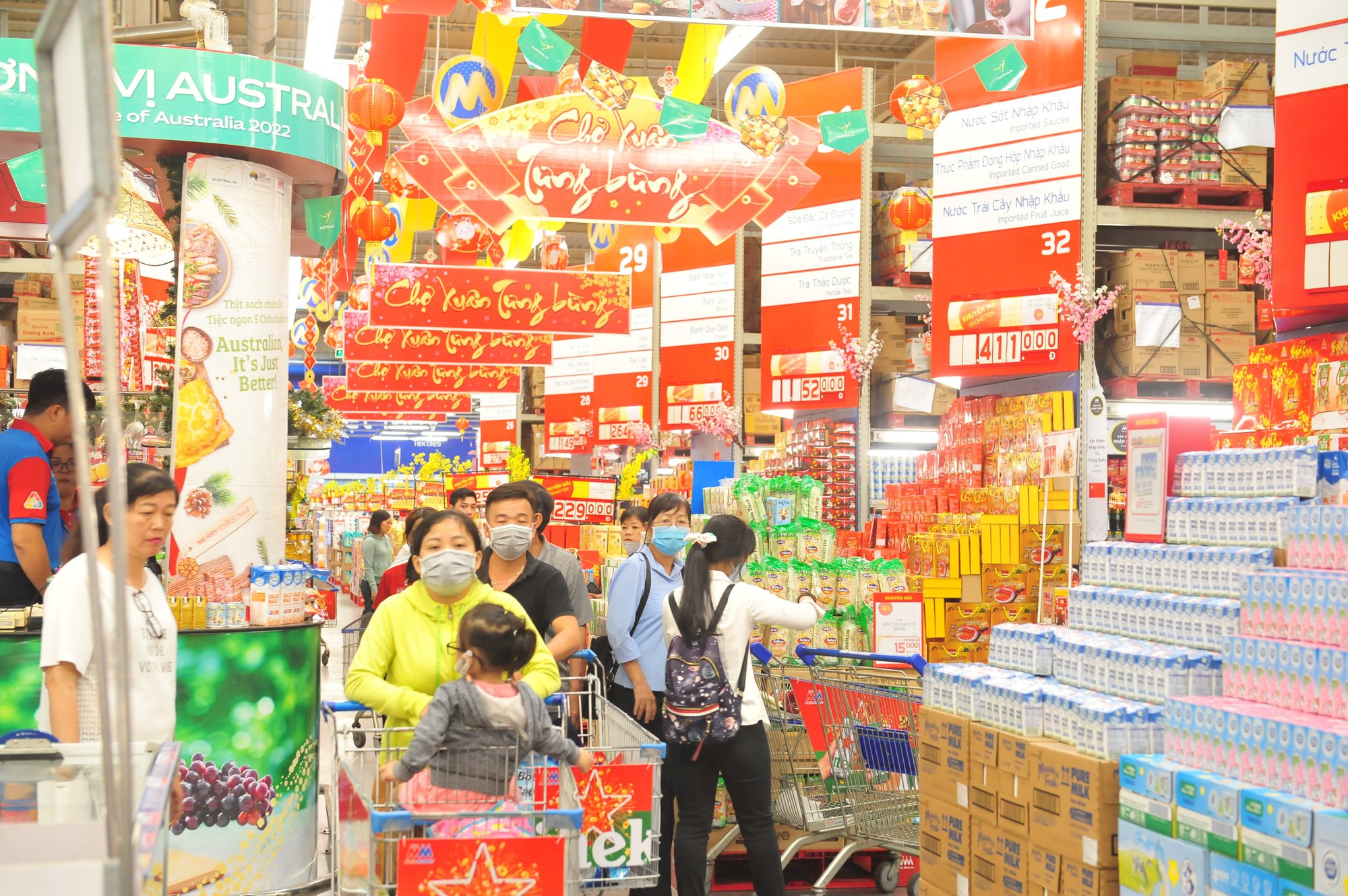 Siêu thị tung hàng chục ngàn sản phẩm Tết giảm giá sâu