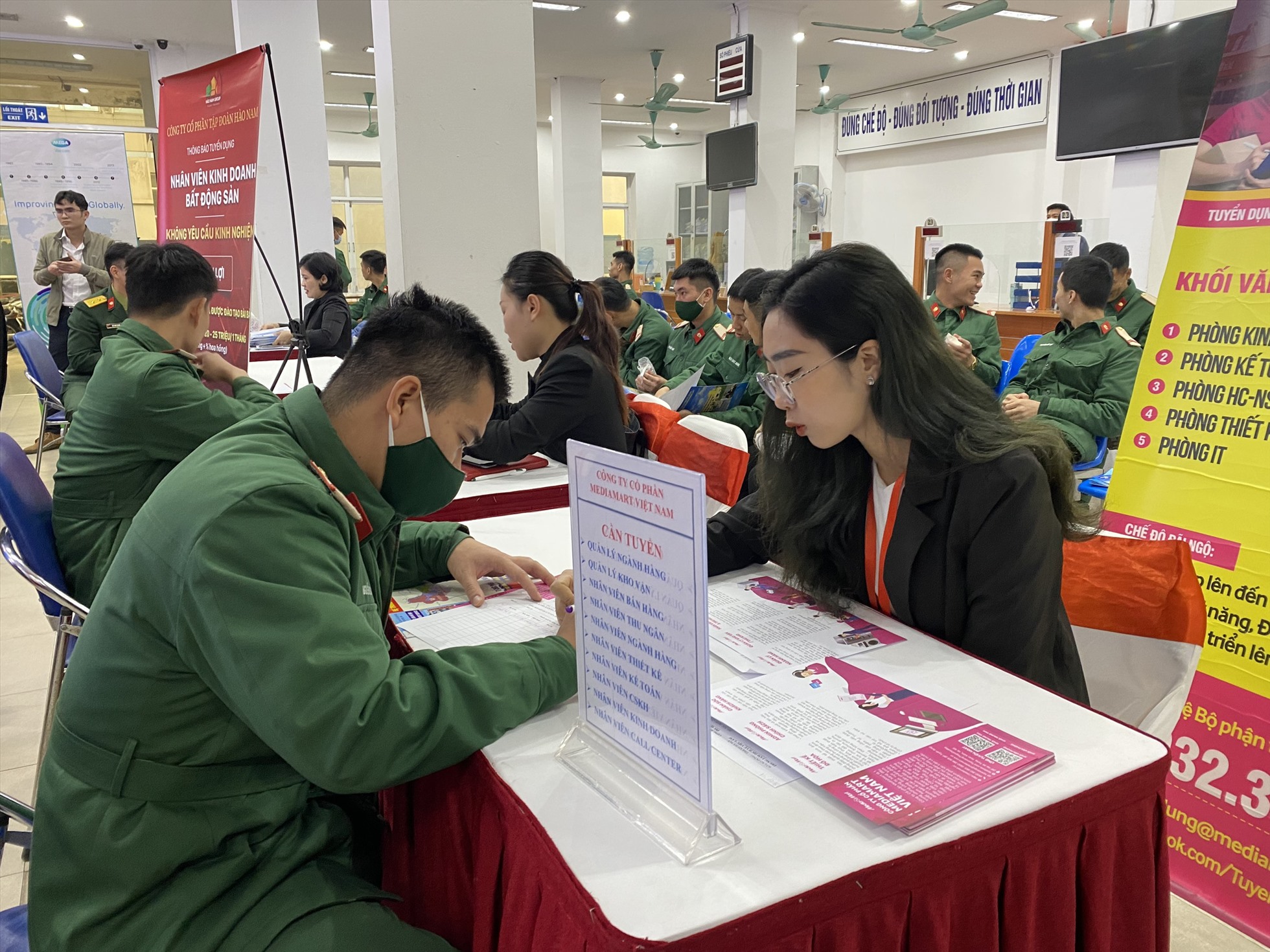 Hà Nội tuyển dụng hơn 1.900 vị trí với mức lương cao