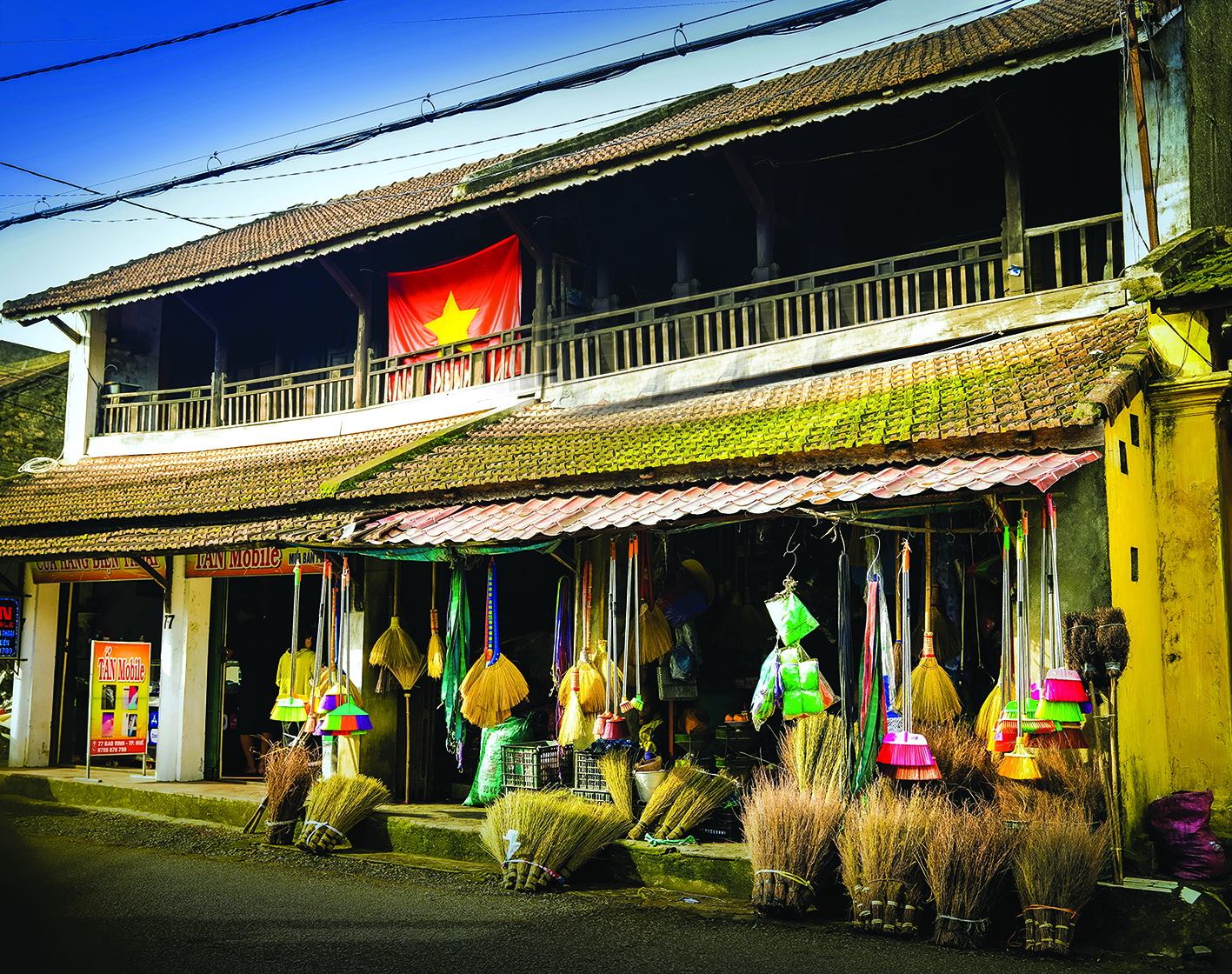 CUỘC THI ẢNH "THIÊNG LIÊNG CỜ TỔ QUỐC": Cờ Tổ quốc bên mình