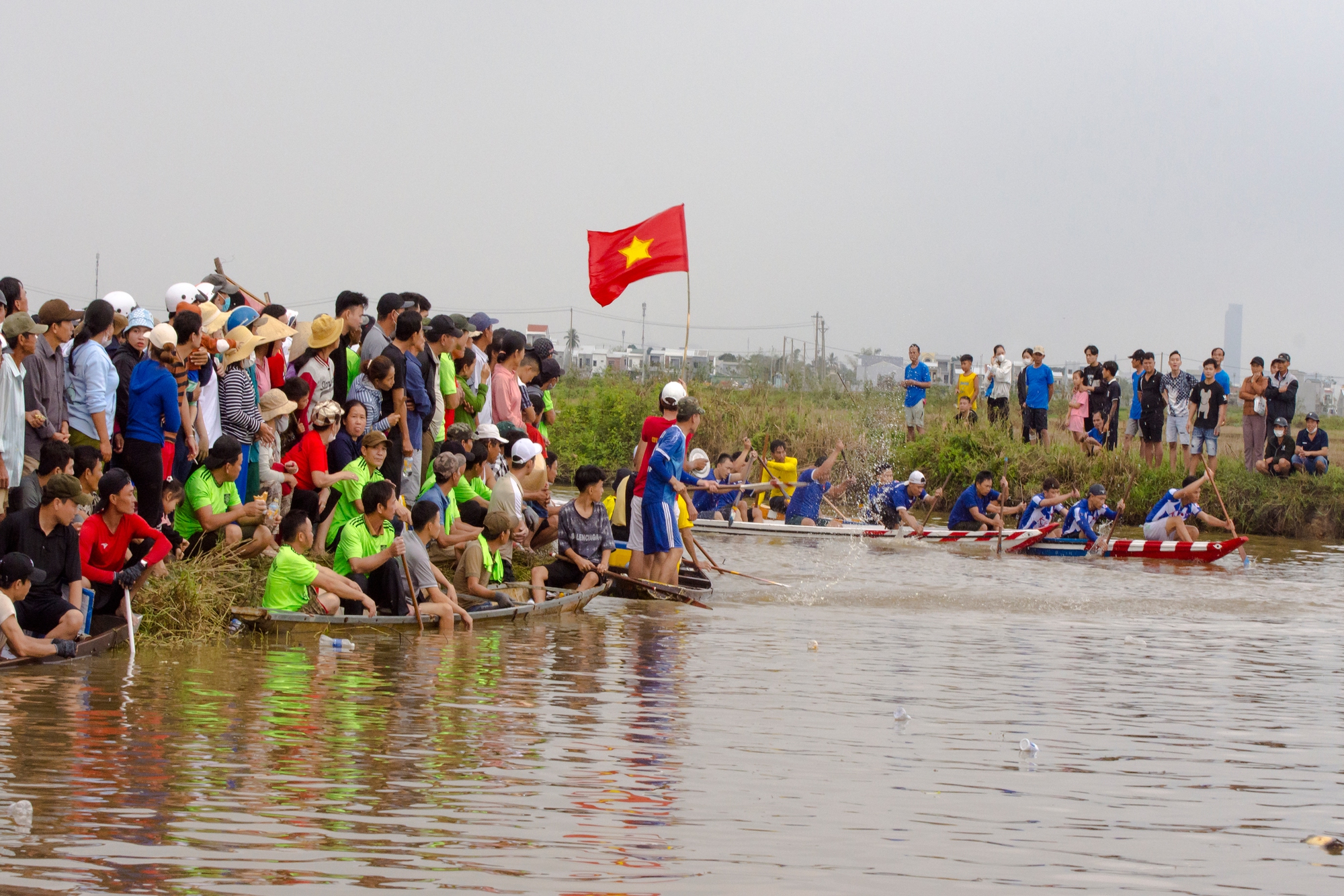 CUỘC THI ẢNH THI&Ecirc;NG LI&Ecirc;NG CỜ TỔ QUỐC: Cờ Tổ quốc b&ecirc;n m&igrave;nh - Ảnh 4.