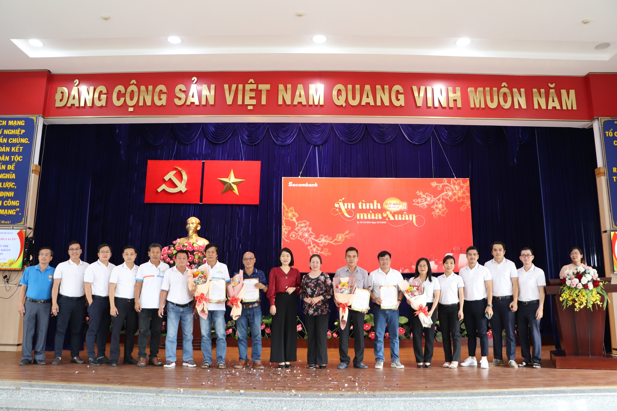 Trao qu&agrave; đ&oacute;n Tết cho trẻ mồ c&ocirc;i do COVID-19 ở TP HCM - Ảnh 3.