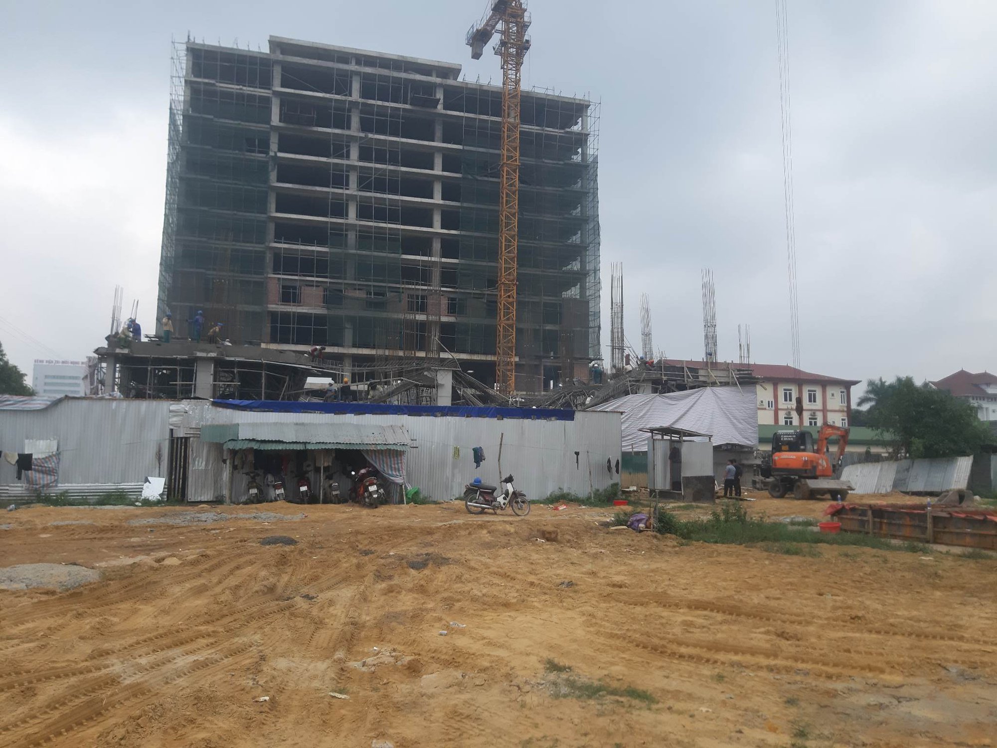 Sập công trình trung tâm thương mại, hàng chục công nhân may mắn thoát nạn