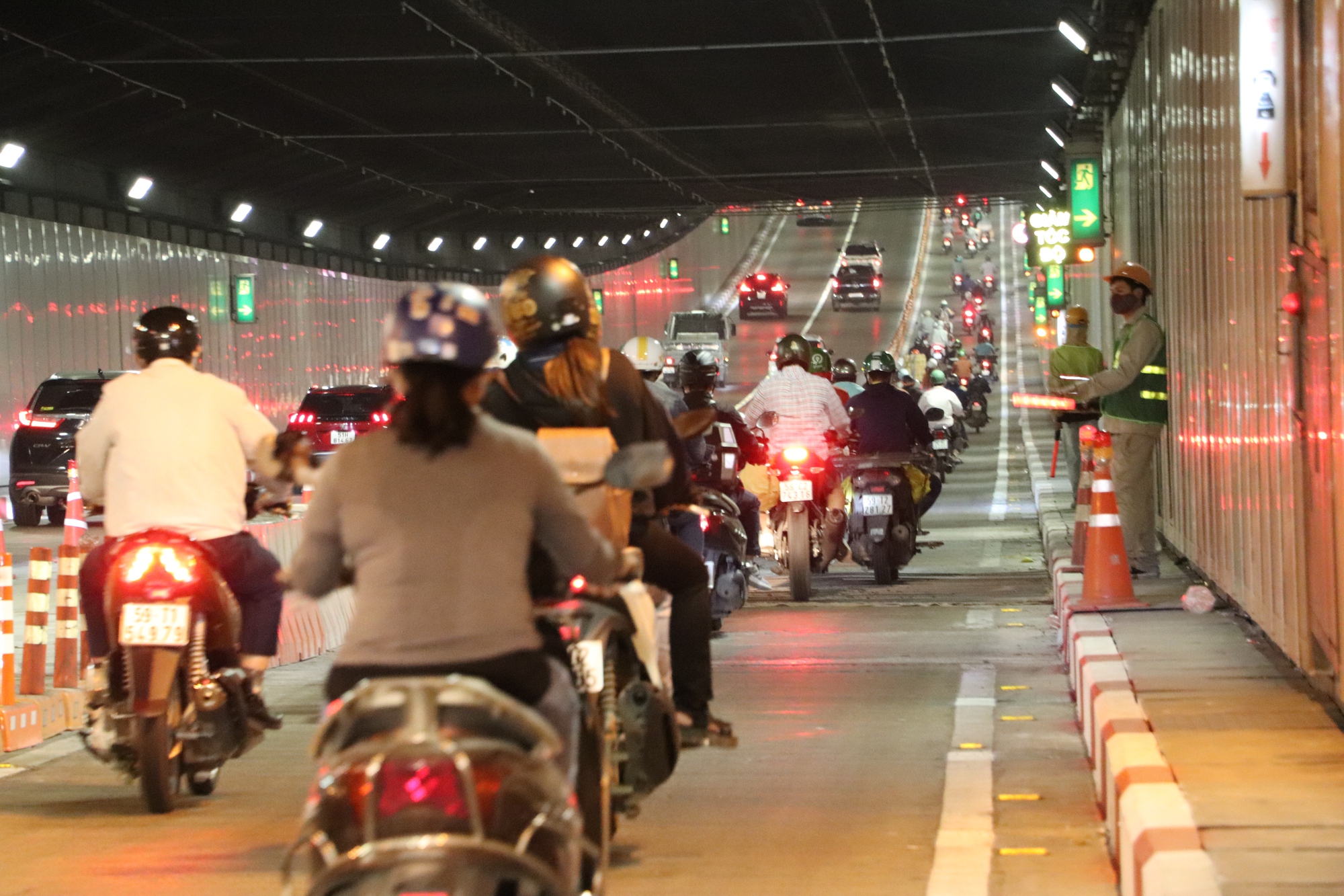 Nguy&ecirc;n nh&acirc;n hầm s&ocirc;ng S&agrave;i G&ograve;n &ugrave;n ứ &ocirc;t&ocirc; v&agrave;o s&aacute;ng v&agrave; trưa nay - Ảnh 5.