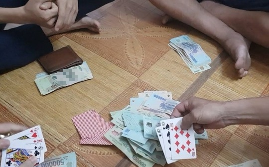 Bắt quả tang trạm trưởng y tế xã đánh bạc