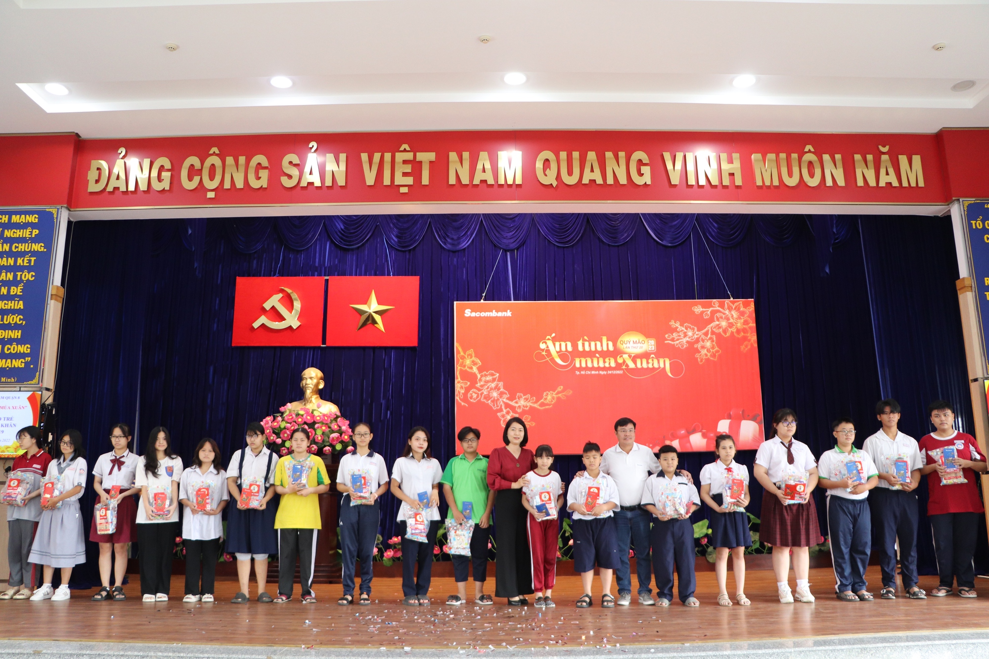 Trao quà đón Tết cho trẻ mồ côi do COVID-19 ở TP HCM