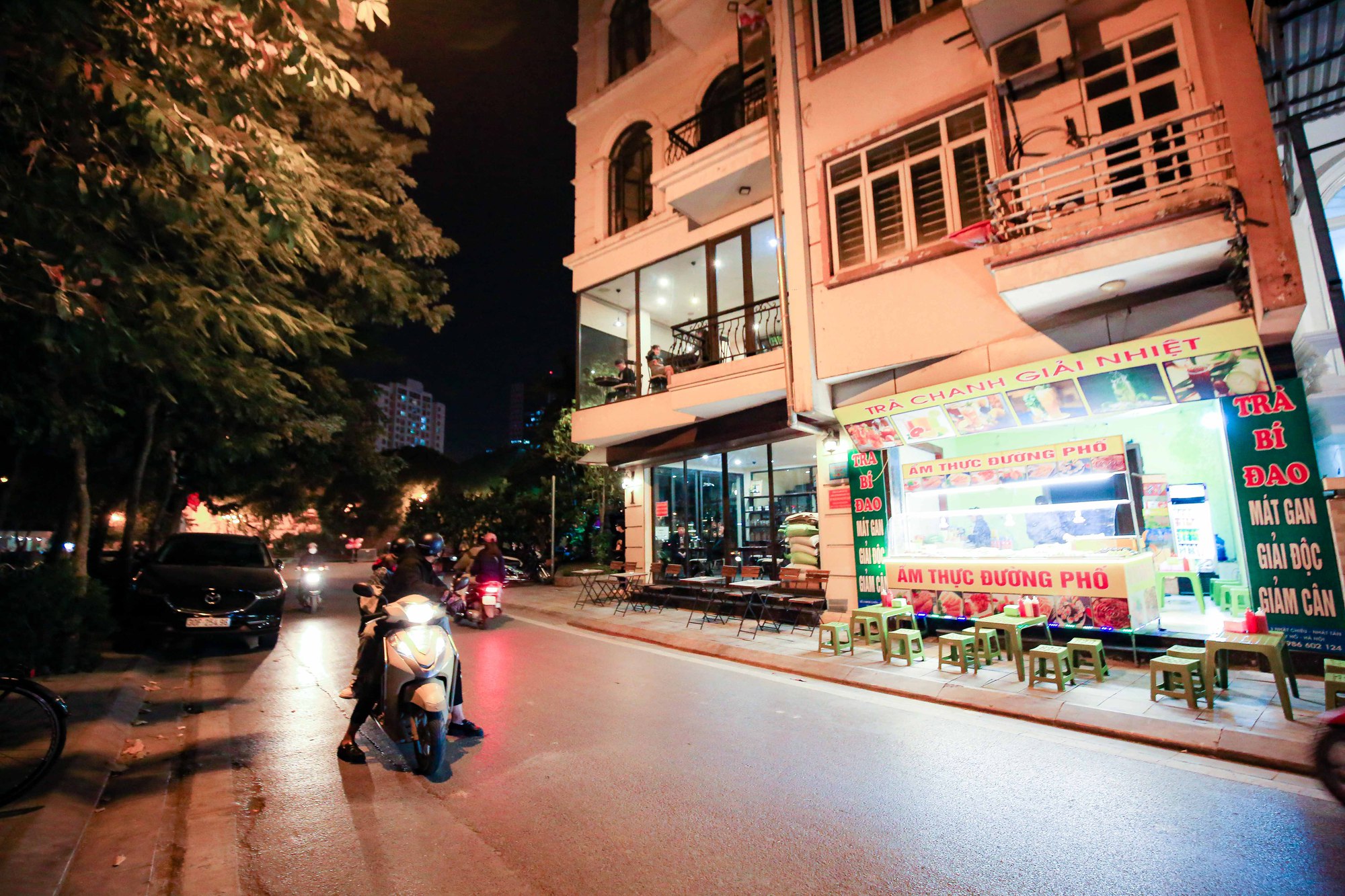 VIDEO: Vỉa h&egrave; hồ T&acirc;y bị lấn chiếm để kinh doanh, kh&ocirc;ng c&ograve;n lối m&agrave; đi - Ảnh 24.