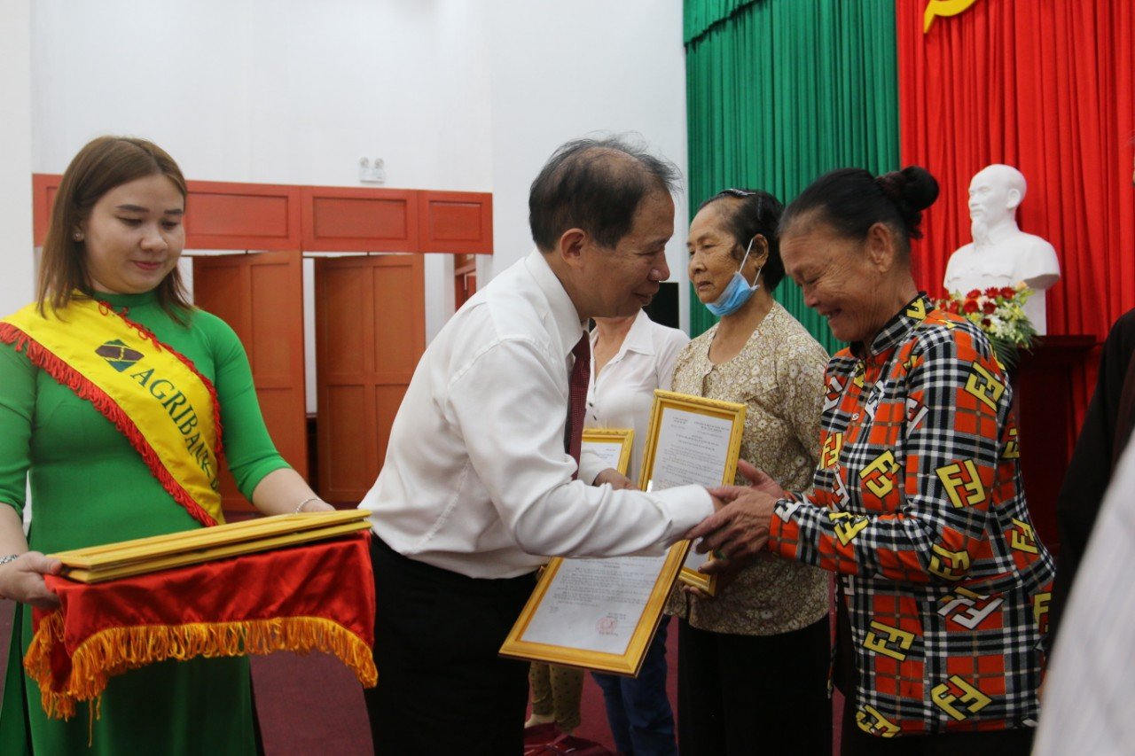 Agribank Bến Tre bàn giao 60 căn nhà tình nghĩa, nhà tình thương và nhà đại đoàn kết