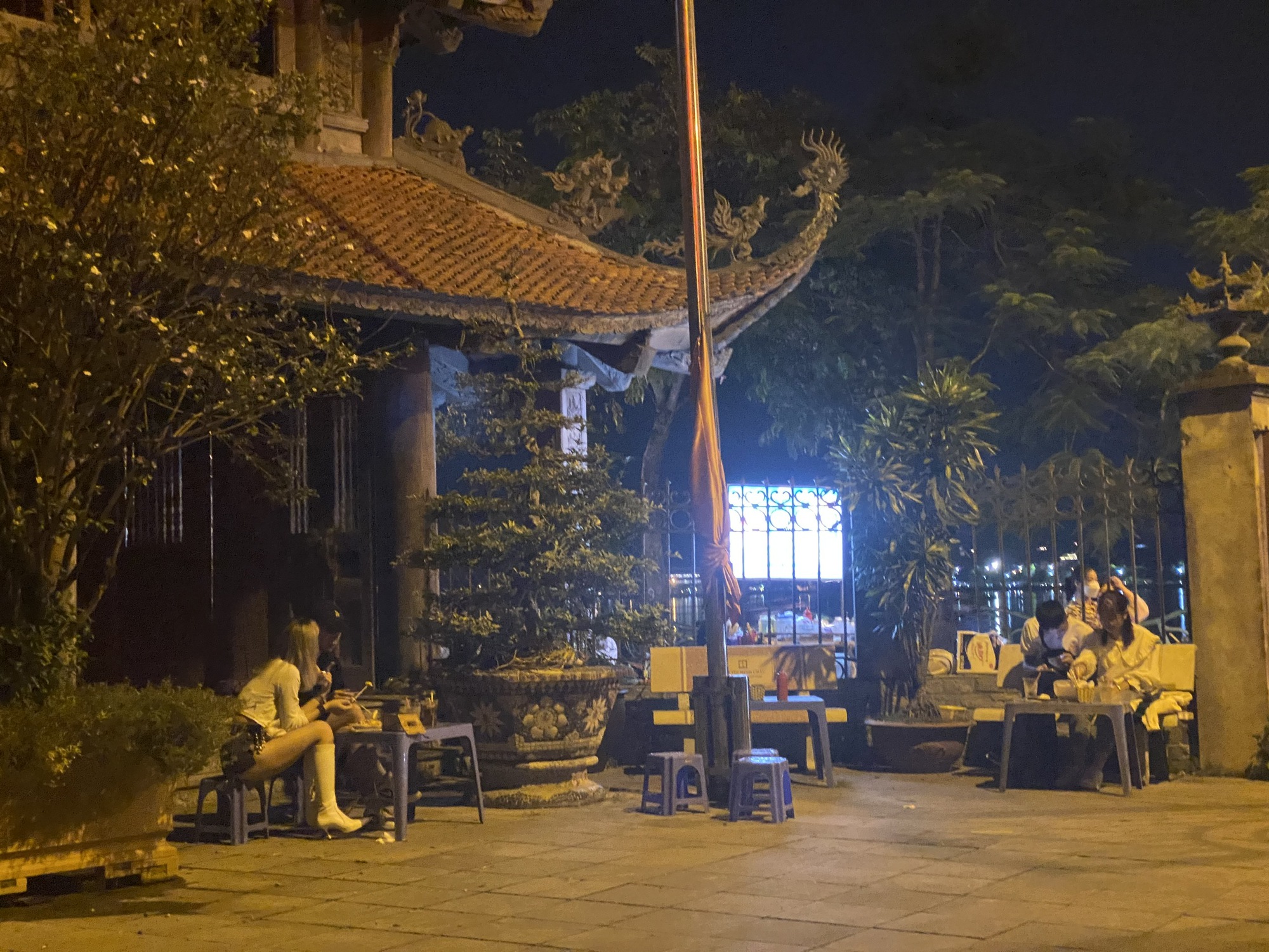VIDEO: Vỉa h&egrave; hồ T&acirc;y bị lấn chiếm để kinh doanh, kh&ocirc;ng c&ograve;n lối m&agrave; đi - Ảnh 16.