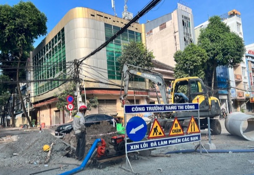 H&igrave;nh ảnh ngổn ngang tr&ecirc;n nhiều tuyến đường lớn ở Cần Thơ - Ảnh 3.