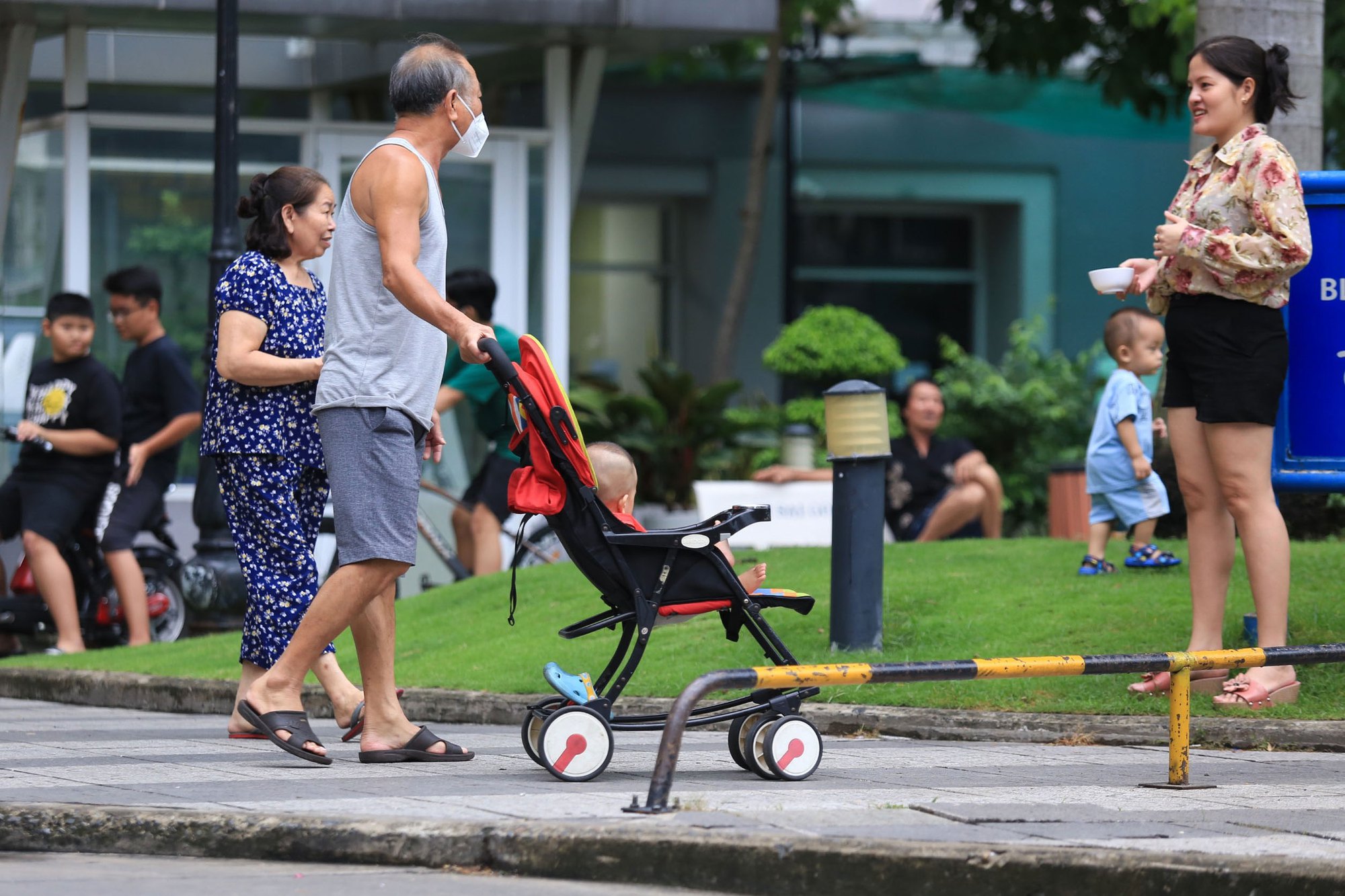 LẮNG NGHE NGƯỜI D&Acirc;N HIẾN KẾ: Đẩy mạnh li&ecirc;n kết v&ugrave;ng để ph&aacute;t triển nh&agrave; ở x&atilde; hội - Ảnh 1.