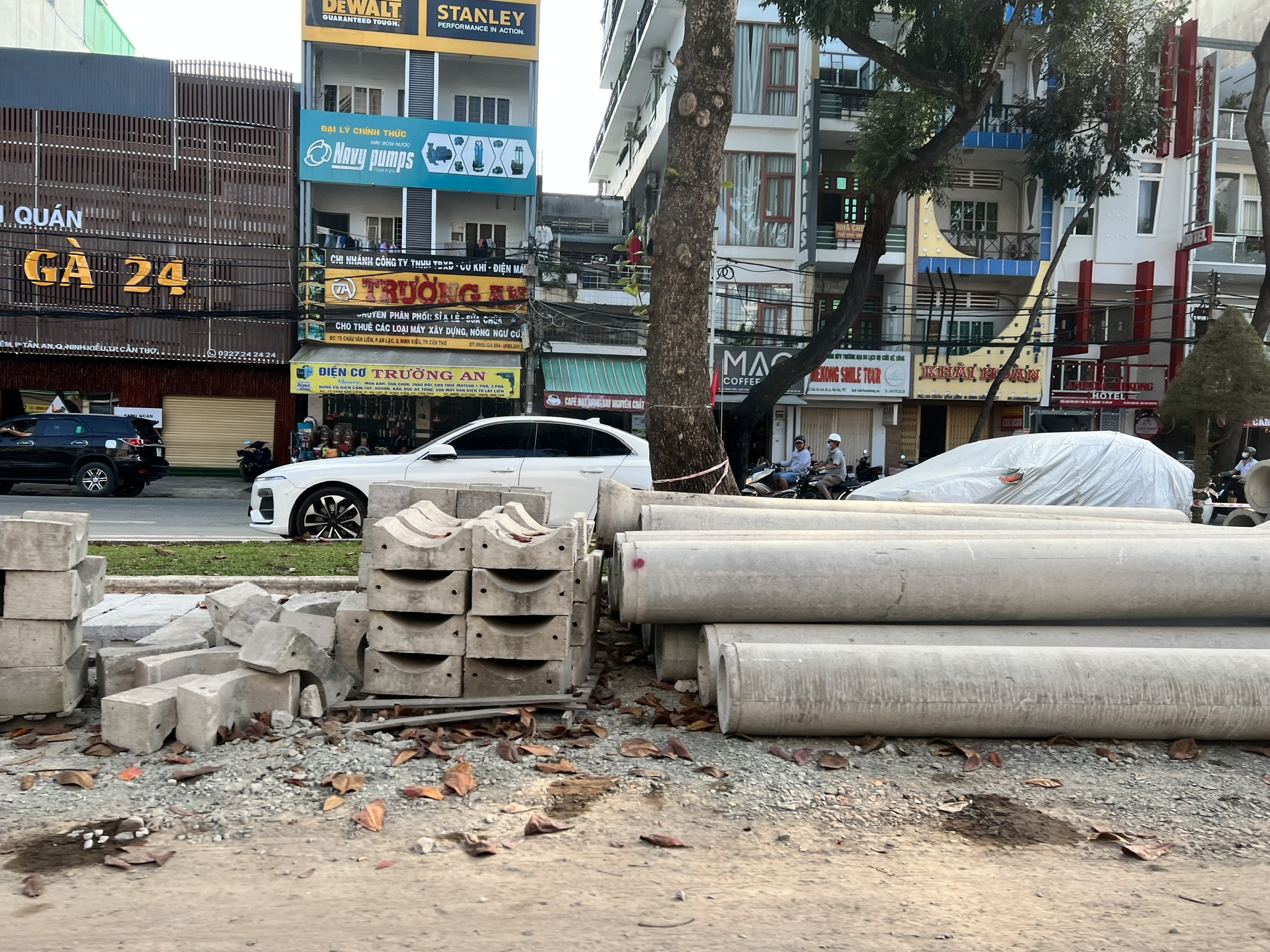 H&igrave;nh ảnh ngổn ngang tr&ecirc;n nhiều tuyến đường lớn ở Cần Thơ - Ảnh 4.
