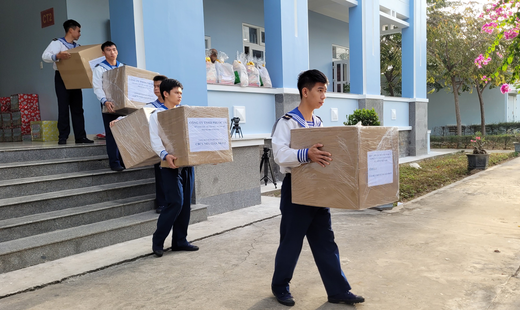 Tất bật mang xu&acirc;n ra Nh&agrave; gi&agrave;n DK1 - Ảnh 3.
