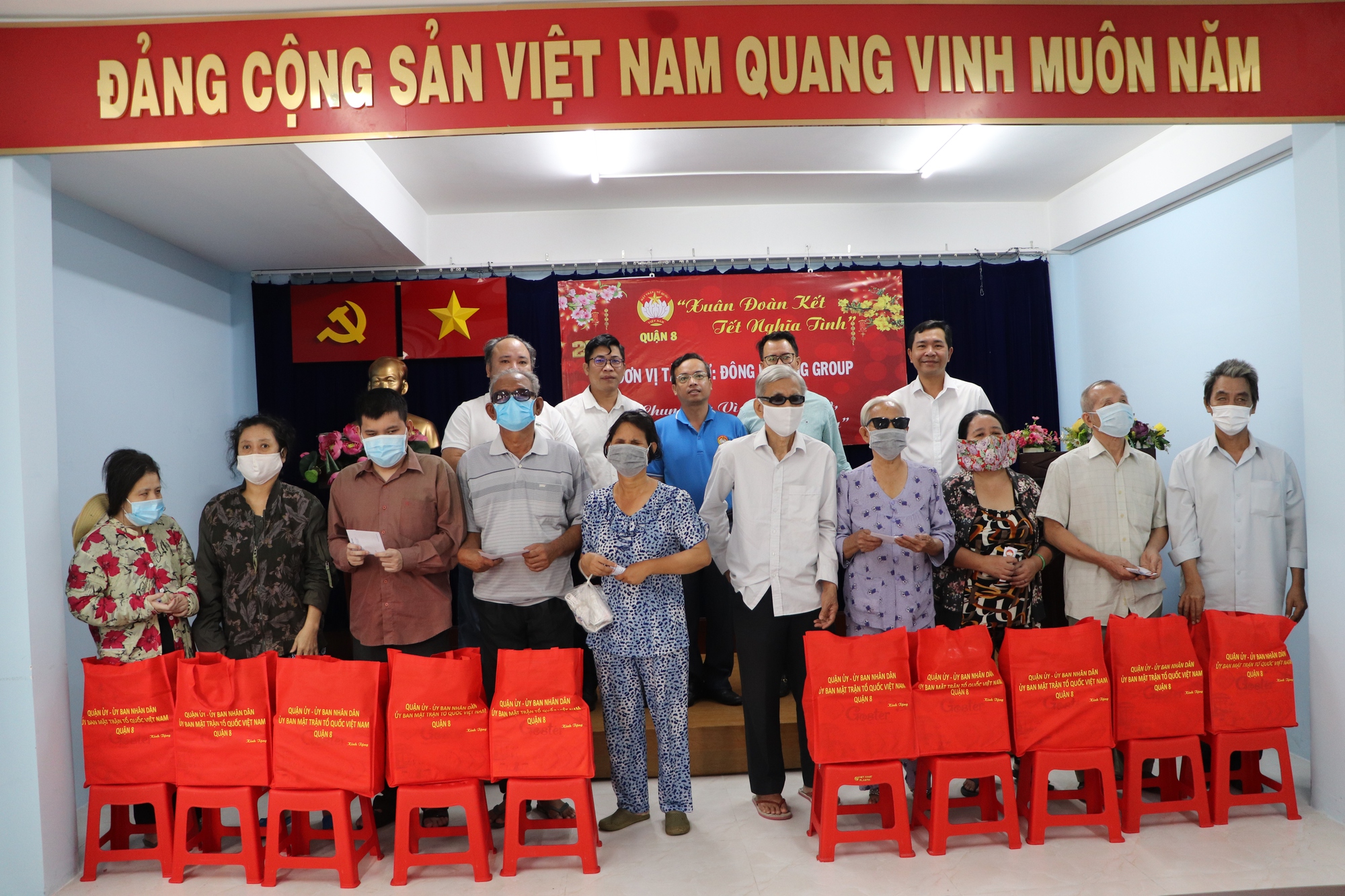 TP HCM: 200 phần qu&agrave; Tết gửi đến người ngh&egrave;o, người khiếm thị - Ảnh 3.