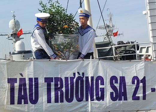 Trao 10.000 lá cờ Tổ quốc cho Nhà giàn DK1 - Ảnh 1.
