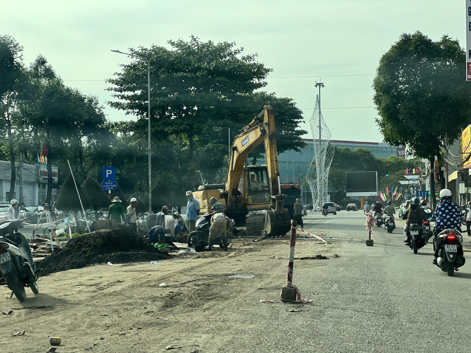H&igrave;nh ảnh ngổn ngang tr&ecirc;n nhiều tuyến đường lớn ở Cần Thơ - Ảnh 6.