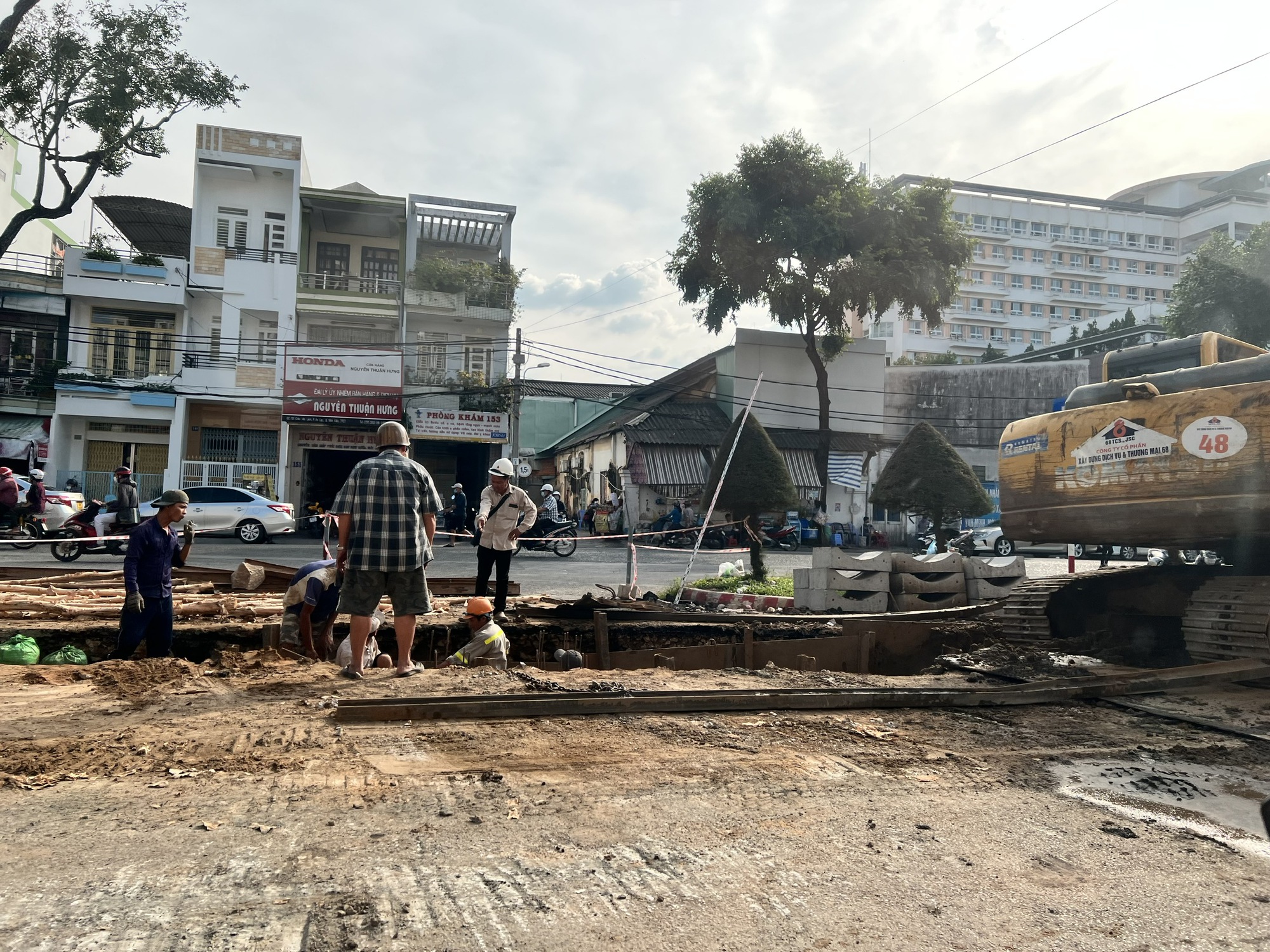 H&igrave;nh ảnh ngổn ngang tr&ecirc;n nhiều tuyến đường lớn ở Cần Thơ - Ảnh 5.