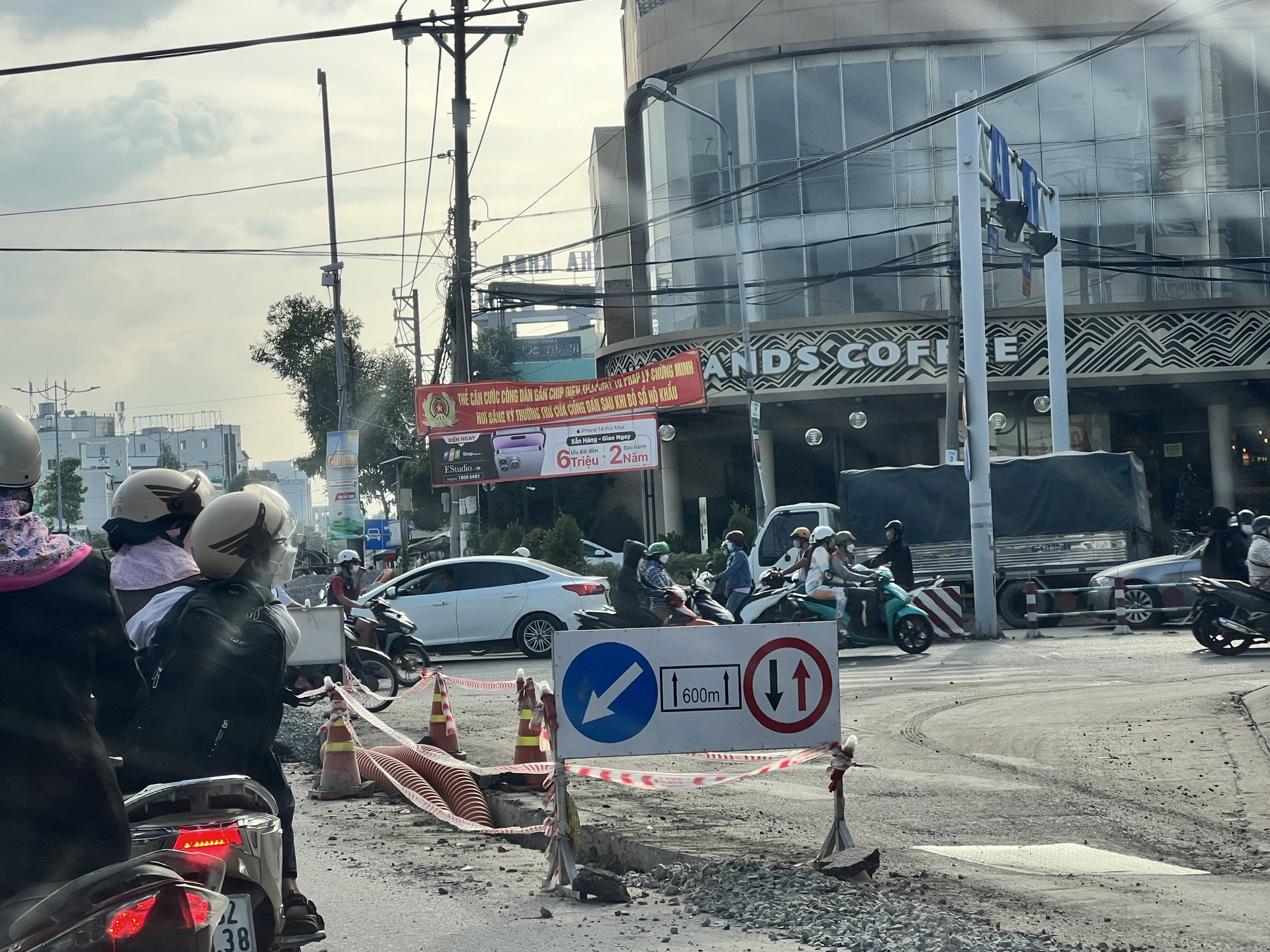 H&igrave;nh ảnh ngổn ngang tr&ecirc;n nhiều tuyến đường lớn ở Cần Thơ - Ảnh 7.