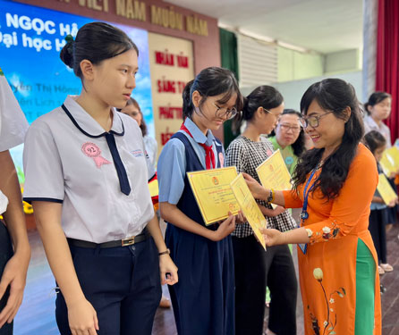 Tiếp sức con đoàn viên - lao động