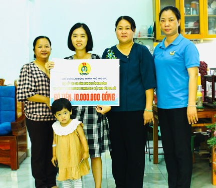 Động vi&ecirc;n gia đ&igrave;nh người lao động kh&oacute; khăn - Ảnh 1.
