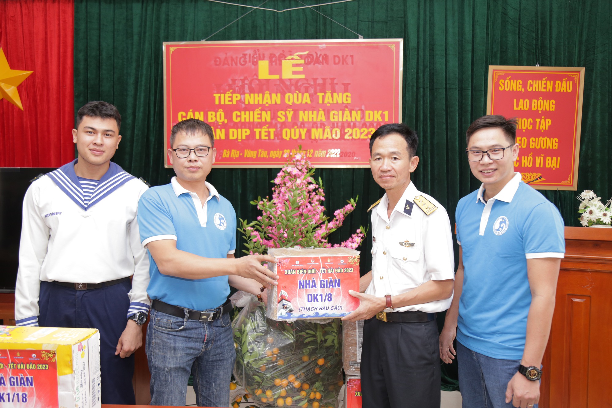 Tất bật mang xu&acirc;n ra Nh&agrave; gi&agrave;n DK1 - Ảnh 5.
