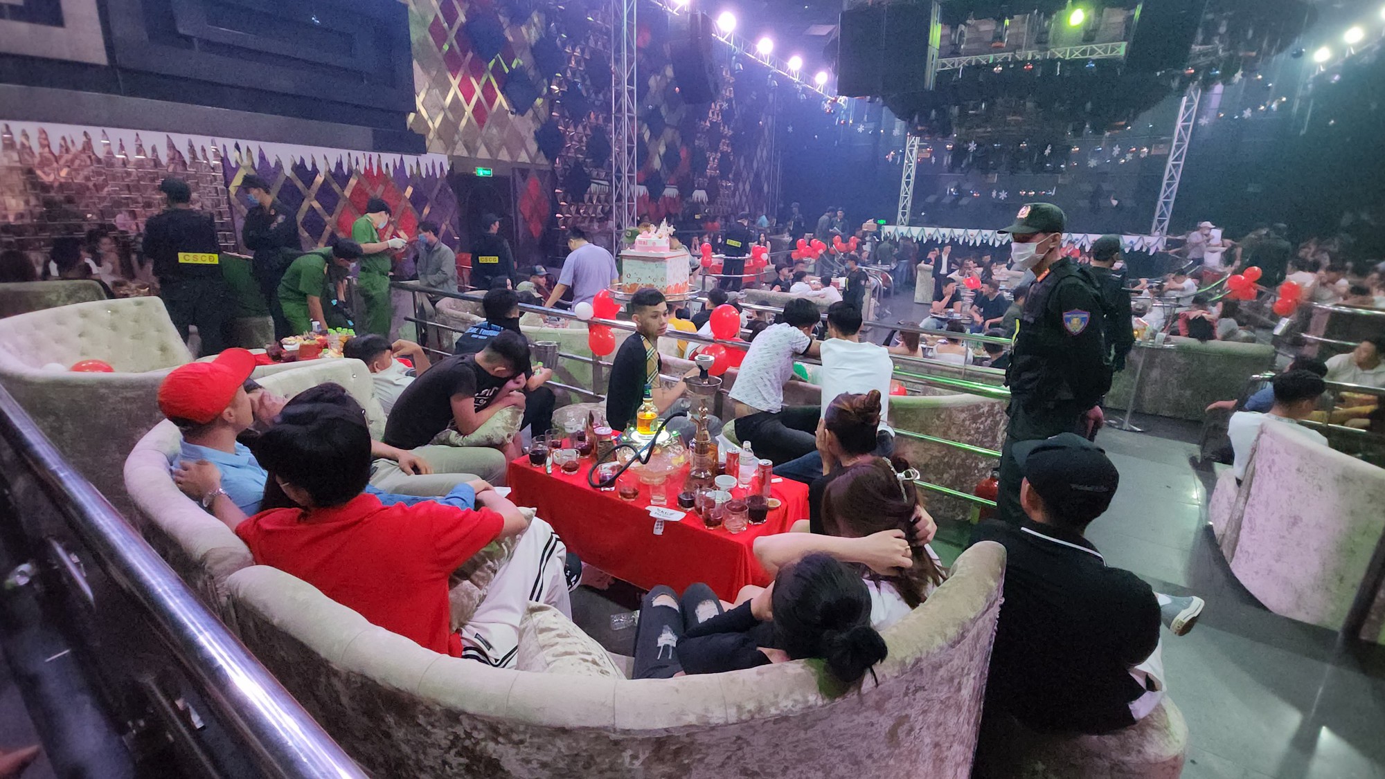 139 đối tượng l&agrave;m chuyện cấm trong qu&aacute;n Bar Paradise ở Ki&ecirc;n Giang - Ảnh 1.