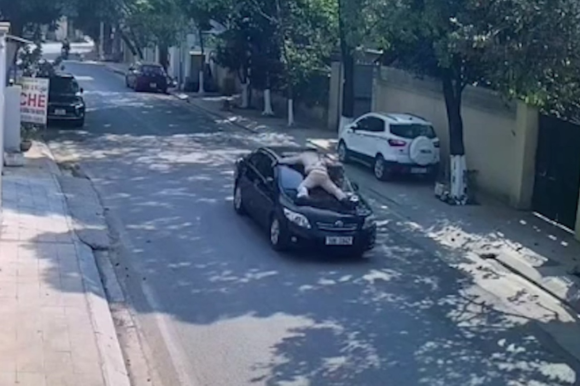 Ph&oacute; gi&aacute;m đốc trung t&acirc;m gi&aacute;o dục thường xuy&ecirc;n hất CSGT l&ecirc;n nắp capo rồi bỏ chạy - Ảnh 1.