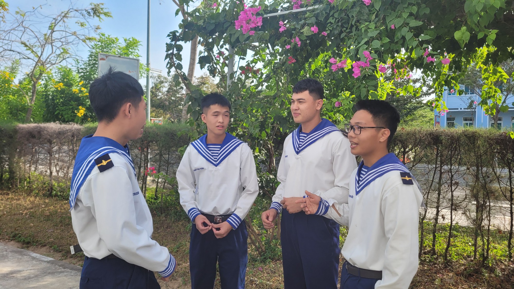Tất bật mang xu&acirc;n ra Nh&agrave; gi&agrave;n DK1 - Ảnh 8.