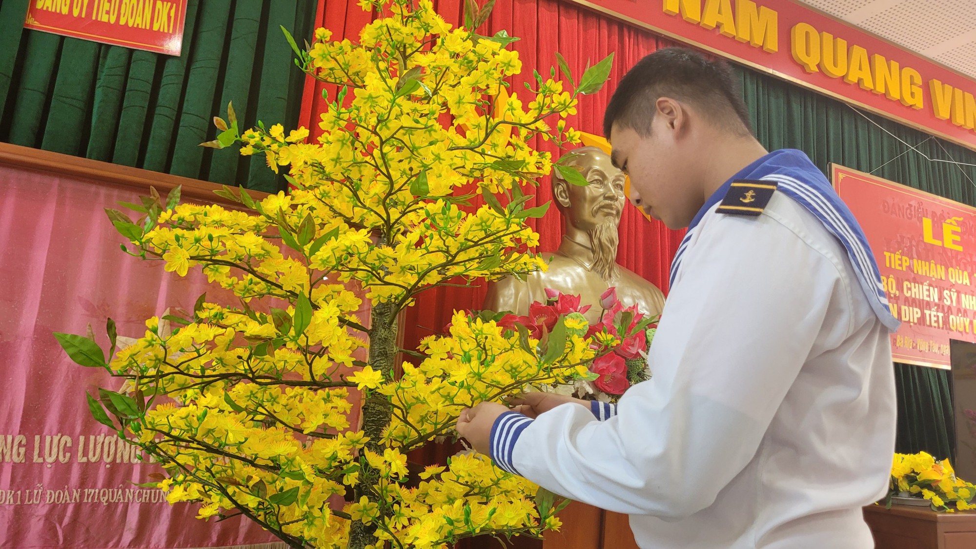Tất bật mang xu&acirc;n ra Nh&agrave; gi&agrave;n DK1 - Ảnh 1.
