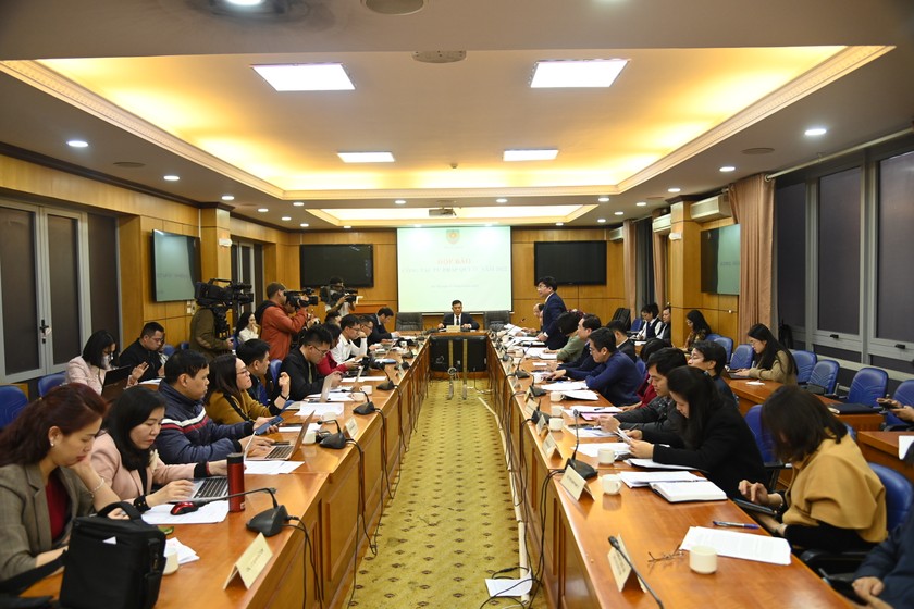 Bỏ sổ hộ khẩu từ năm 2023, Bộ Tư pháp nói về làm thủ tục khai sinh, kết hôn... - Ảnh 1.