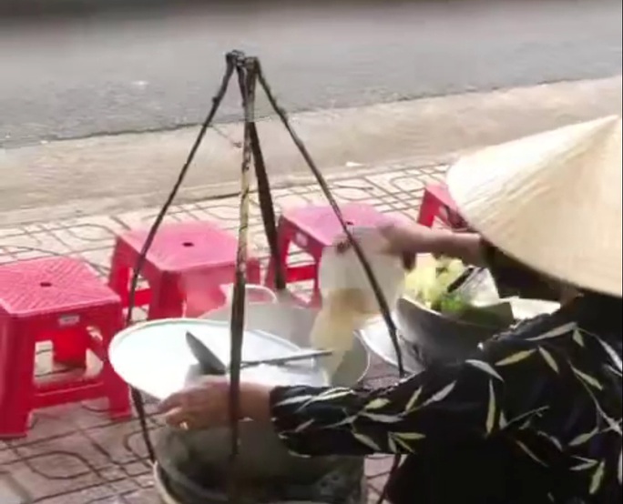 Diễn biến "nóng" vụ người bán hàng đổ thức ăn thừa vào nồi nước lèo ở Nha Trang