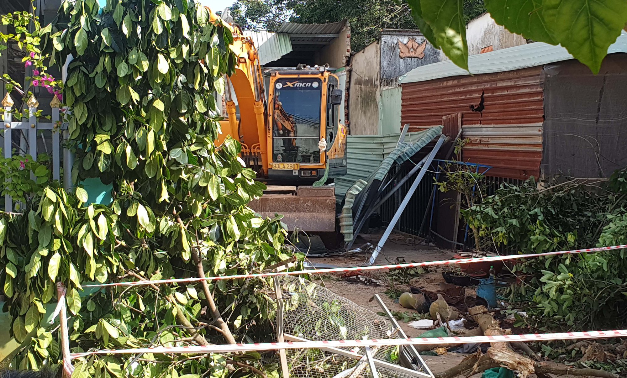 Nam thanh niên dùng xe múc phá sập 2 căn nhà người quen