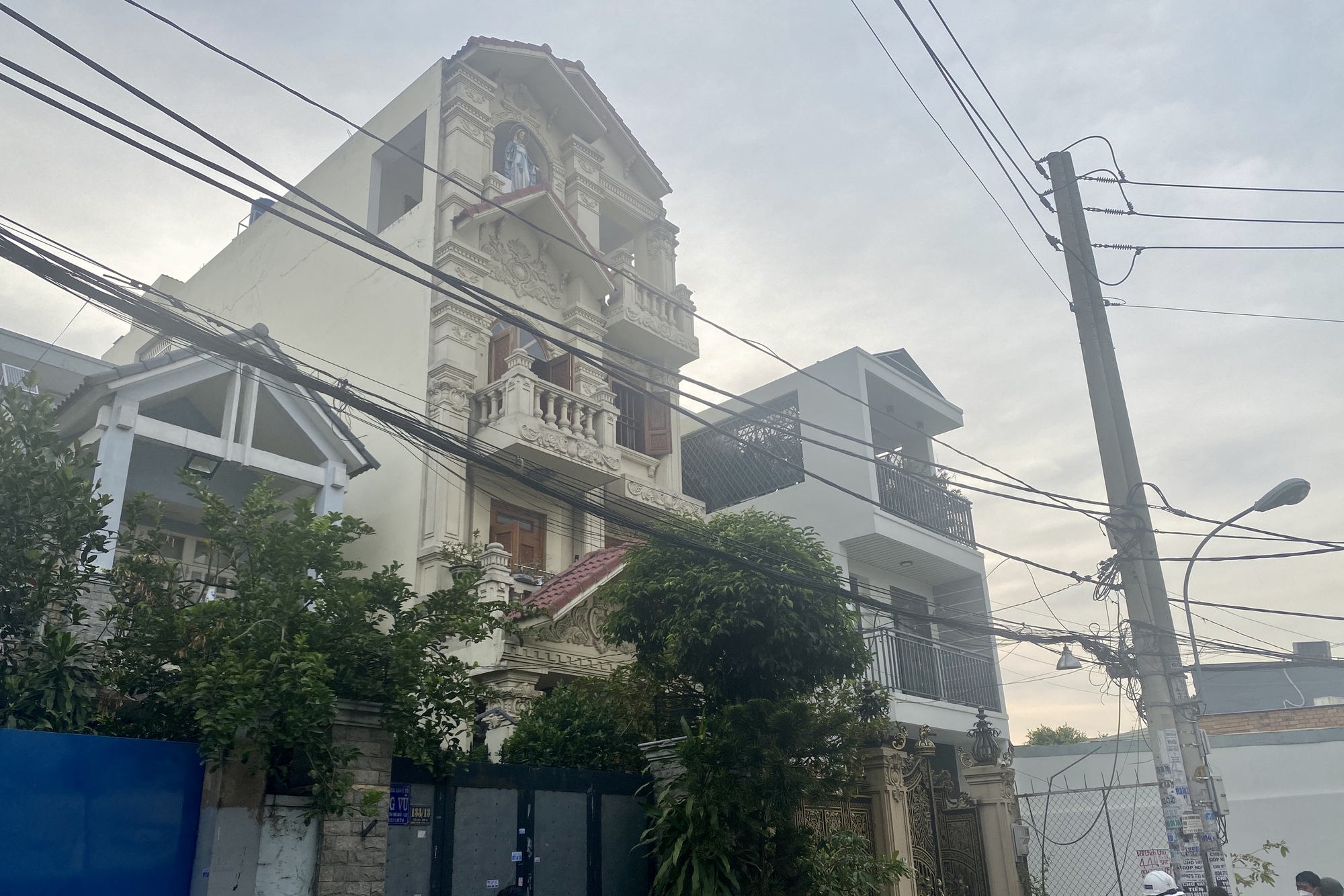 Lửa bốc lên ở căn nhà 3 lầu ở quận 12
