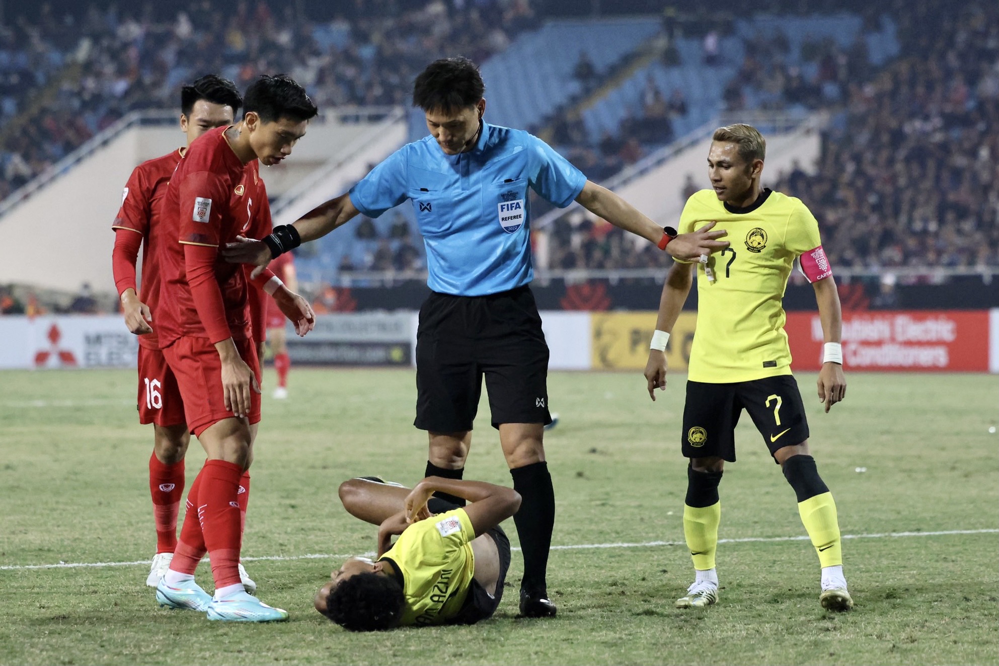Việt Nam - Malaysia 3-0: Vì sao tuyển Việt Nam được hưởng phạt đền, cầu thủ Malaysia bị thẻ đỏ?
