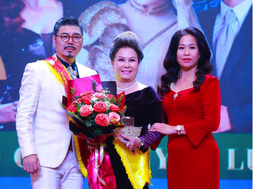 Vinh danh "nhà  thơ thế giới" là câu chuyện khôi hài, nhảm nhí