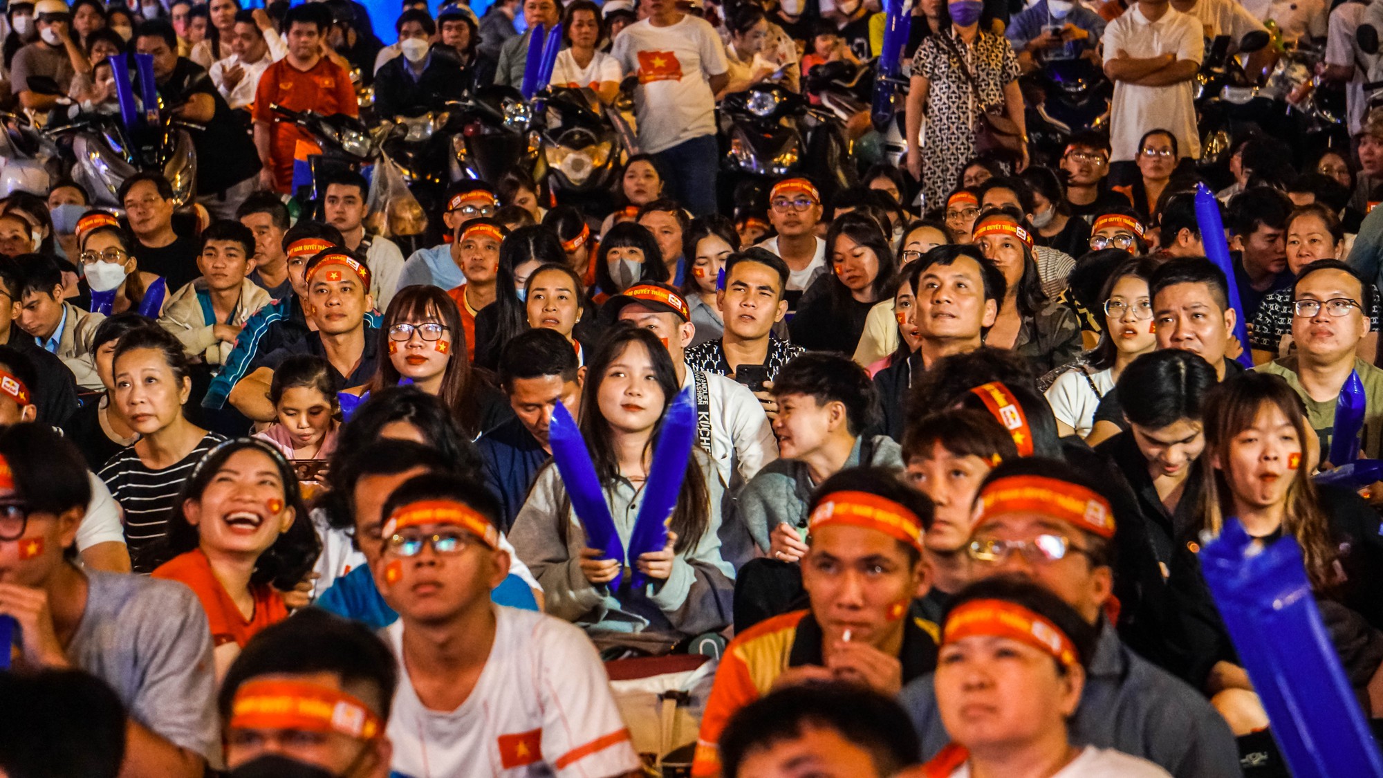 PS ảnh: Cổ động vi&ecirc;n TP HCM ngất ng&acirc;y với chiến thắng Việt Nam - Malaysia 3-0 - Ảnh 3.