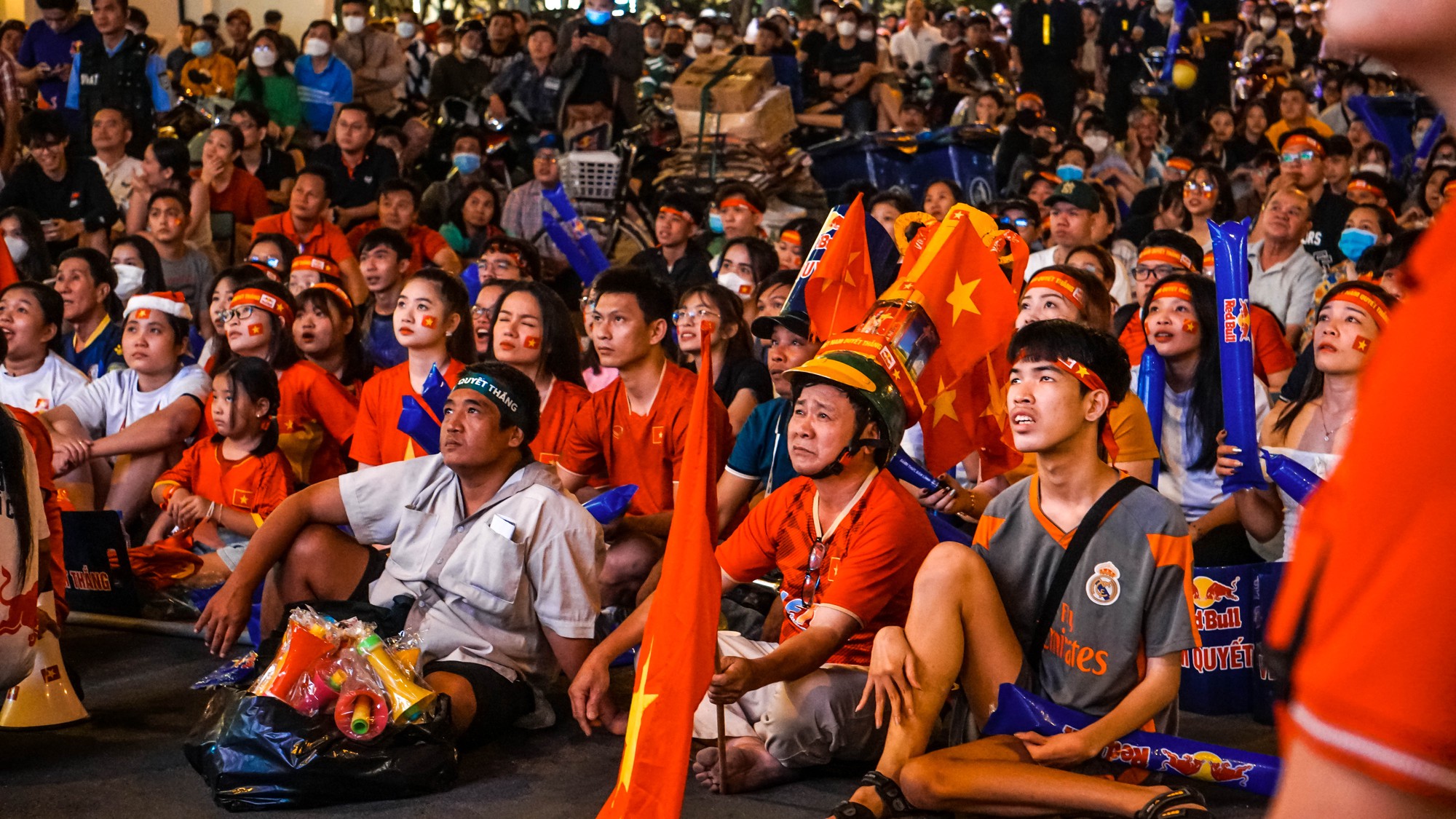 PS ảnh: Cổ động vi&ecirc;n TP HCM ngất ng&acirc;y với chiến thắng Việt Nam - Malaysia 3-0 - Ảnh 1.