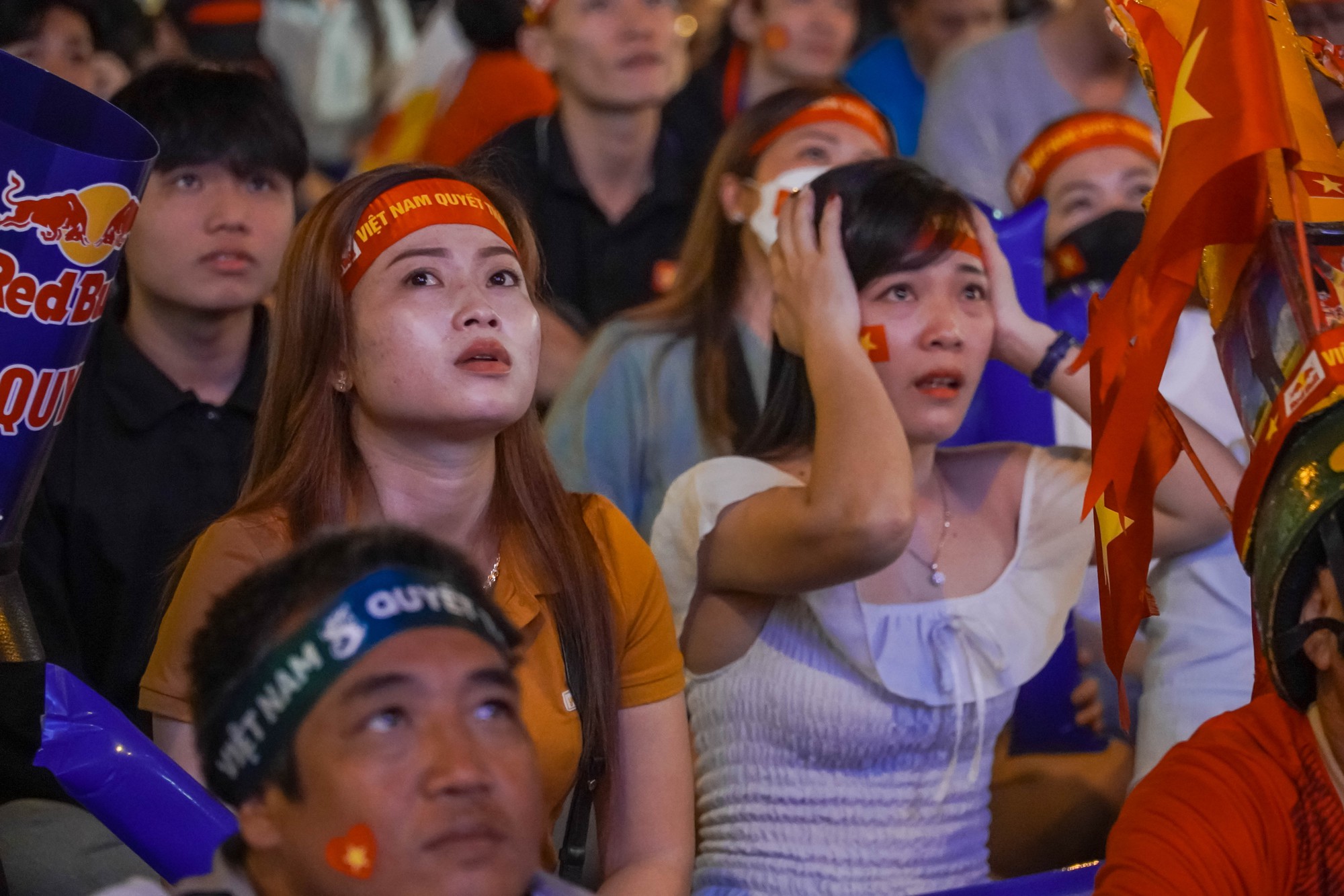 PS ảnh: Cổ động vi&ecirc;n TP HCM ngất ng&acirc;y với chiến thắng Việt Nam - Malaysia 3-0 - Ảnh 5.