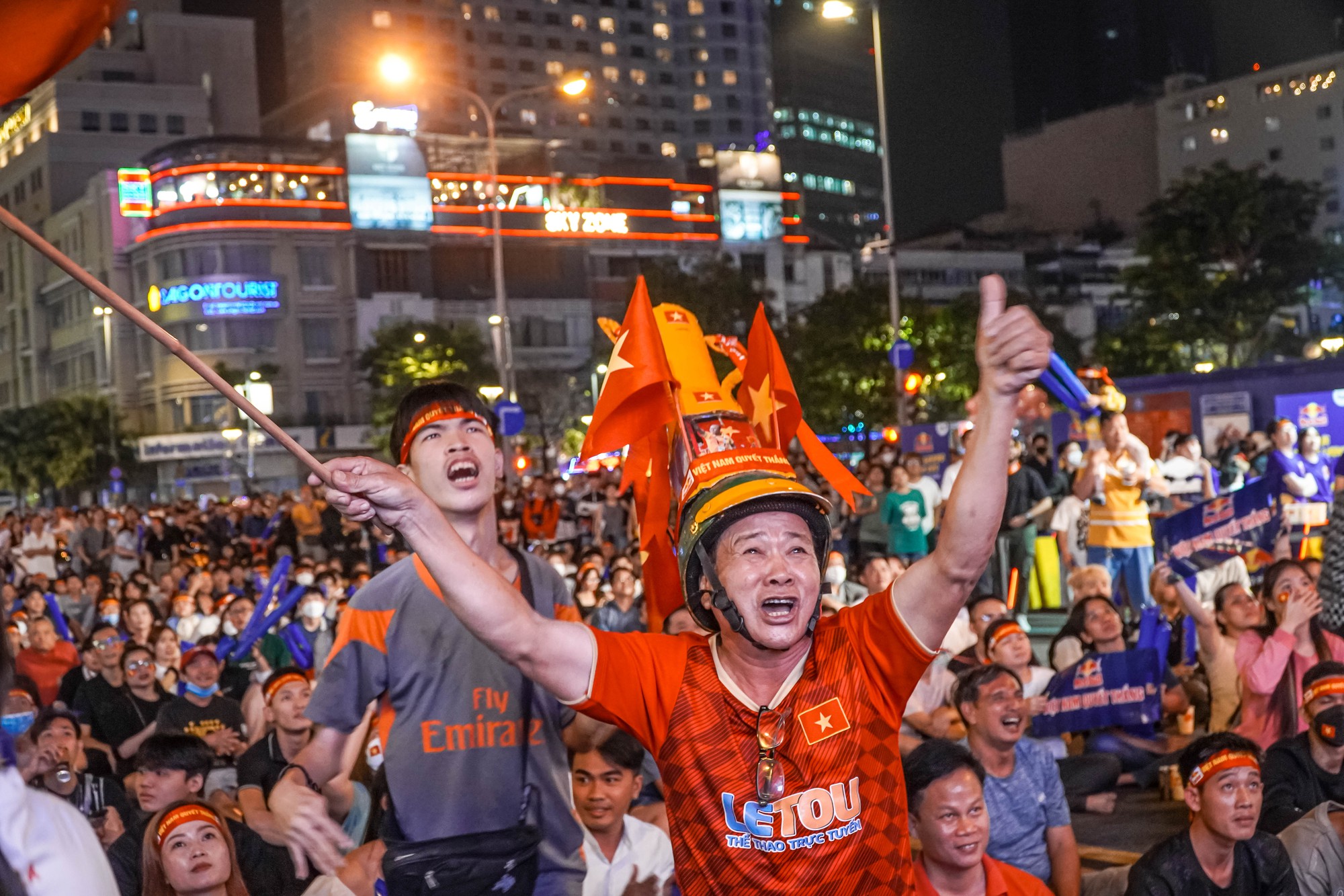 PS ảnh: Cổ động vi&ecirc;n TP HCM ngất ng&acirc;y với chiến thắng Việt Nam - Malaysia 3-0 - Ảnh 8.