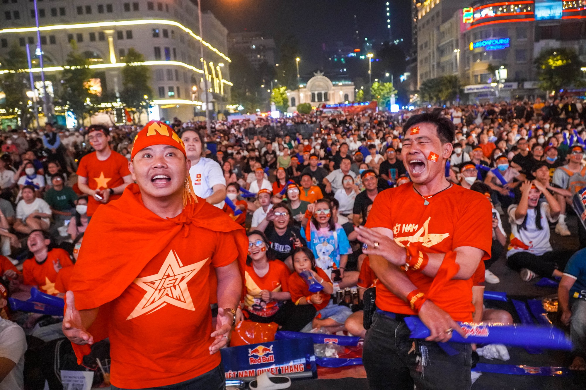 PS ảnh: Cổ động vi&ecirc;n TP HCM ngất ng&acirc;y với chiến thắng Việt Nam - Malaysia 3-0 - Ảnh 6.