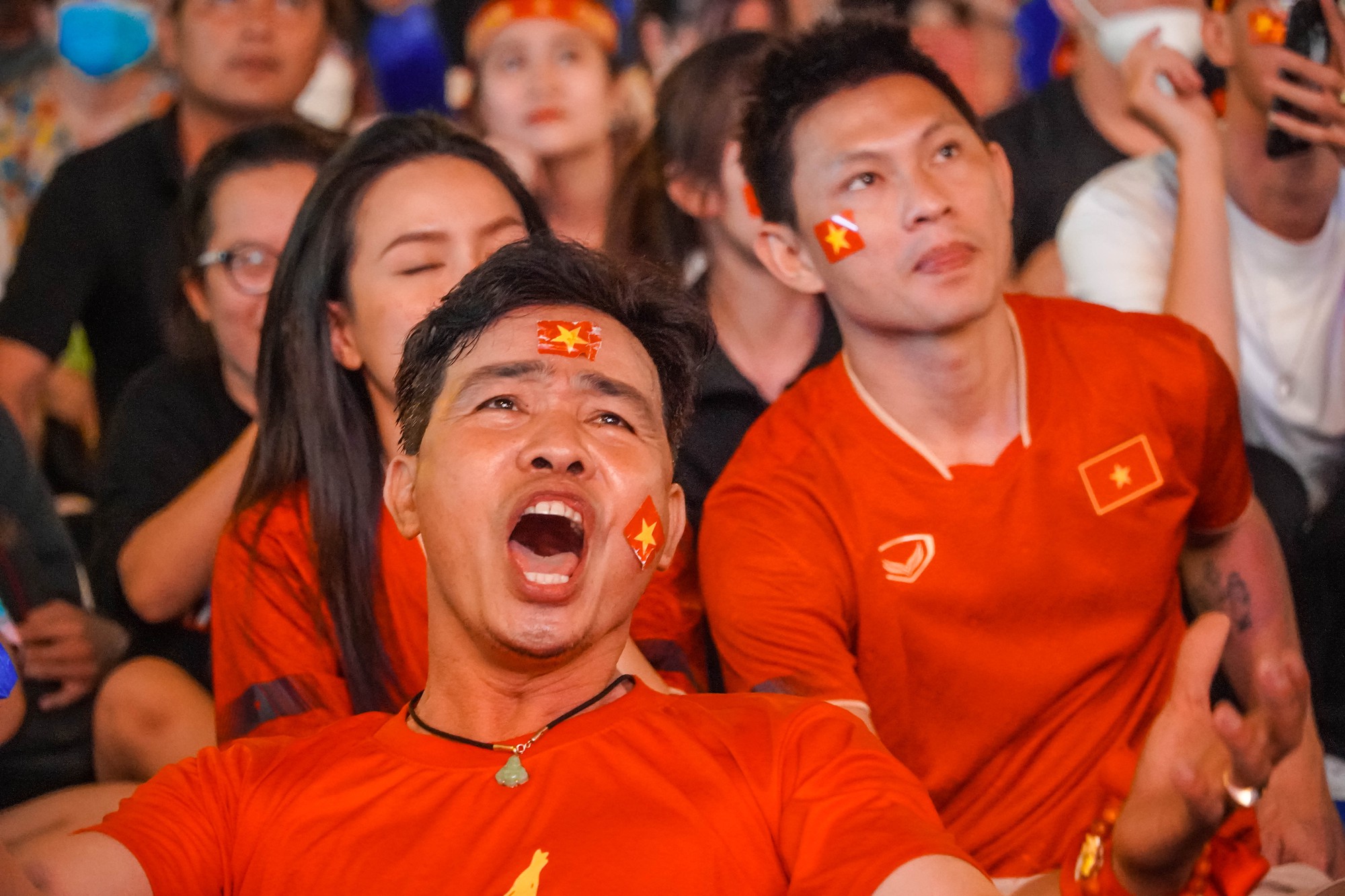 PS ảnh: Cổ động vi&ecirc;n TP HCM ngất ng&acirc;y với chiến thắng Việt Nam - Malaysia 3-0 - Ảnh 7.