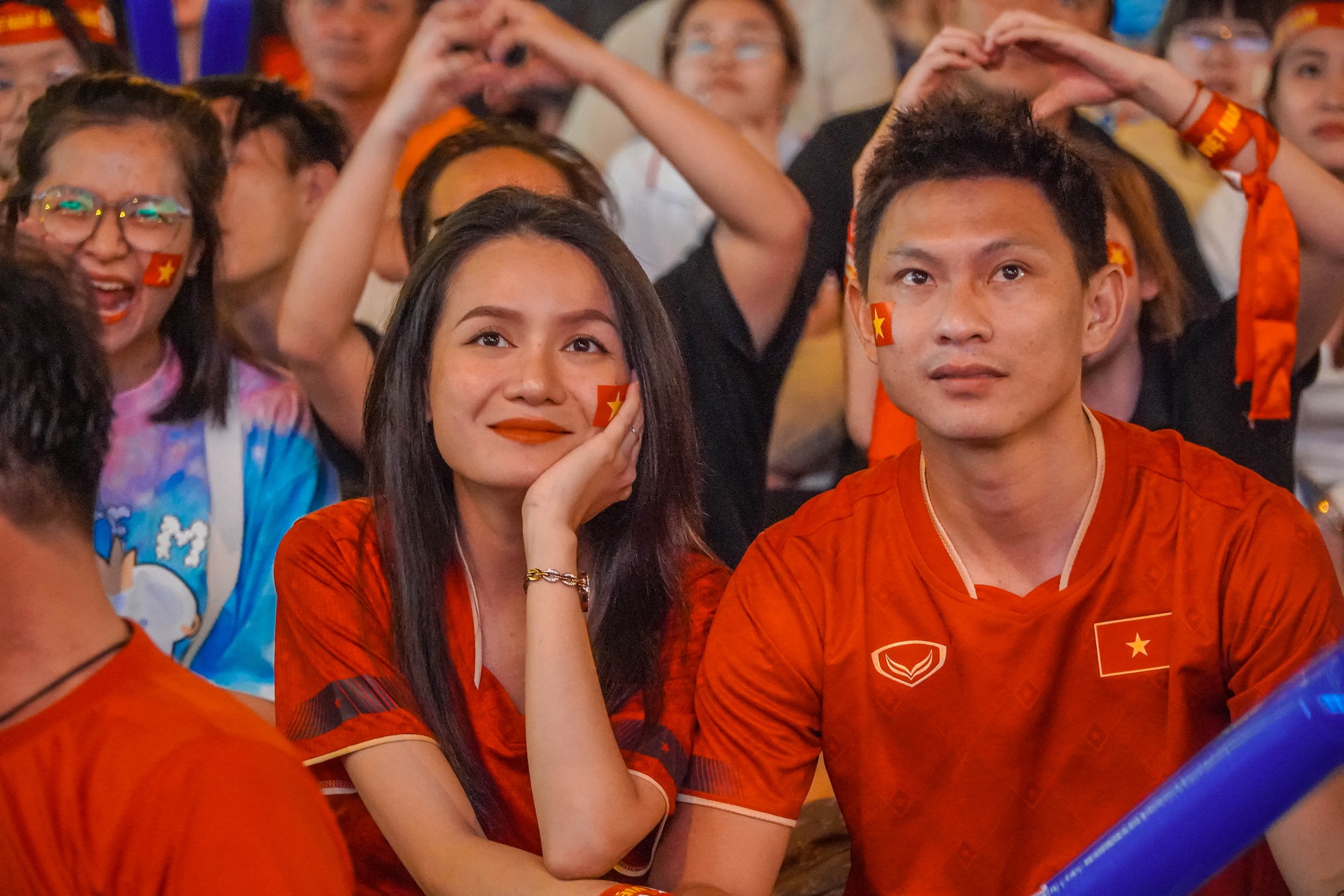 PS ảnh: Cổ động vi&ecirc;n TP HCM ngất ng&acirc;y với chiến thắng Việt Nam - Malaysia 3-0 - Ảnh 9.
