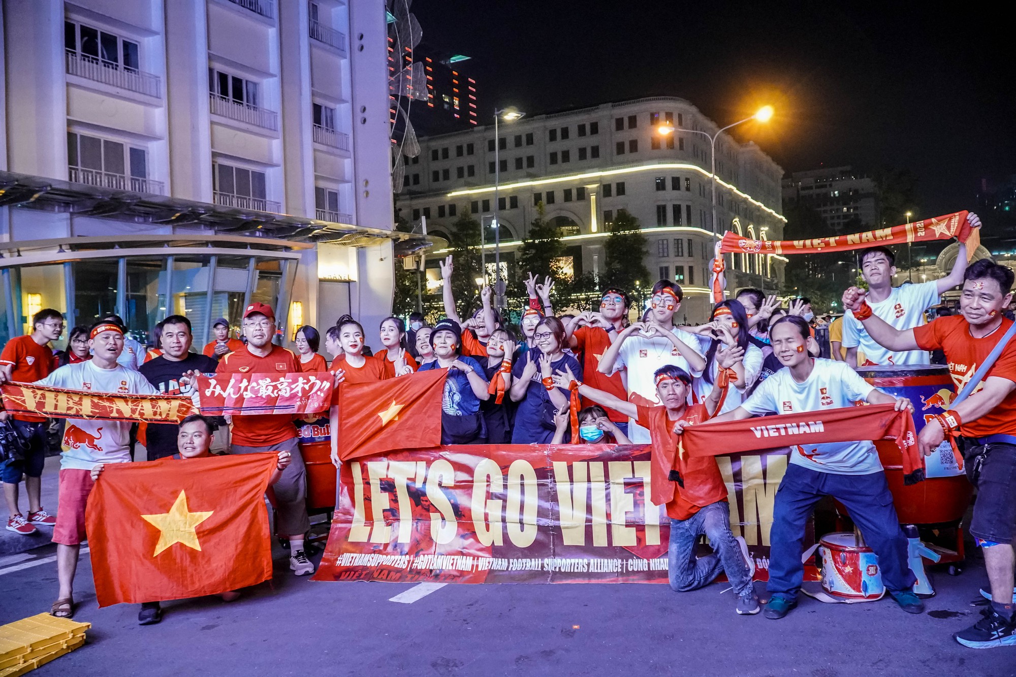 PS ảnh: Cổ động vi&ecirc;n TP HCM ngất ng&acirc;y với chiến thắng Việt Nam - Malaysia 3-0 - Ảnh 10.