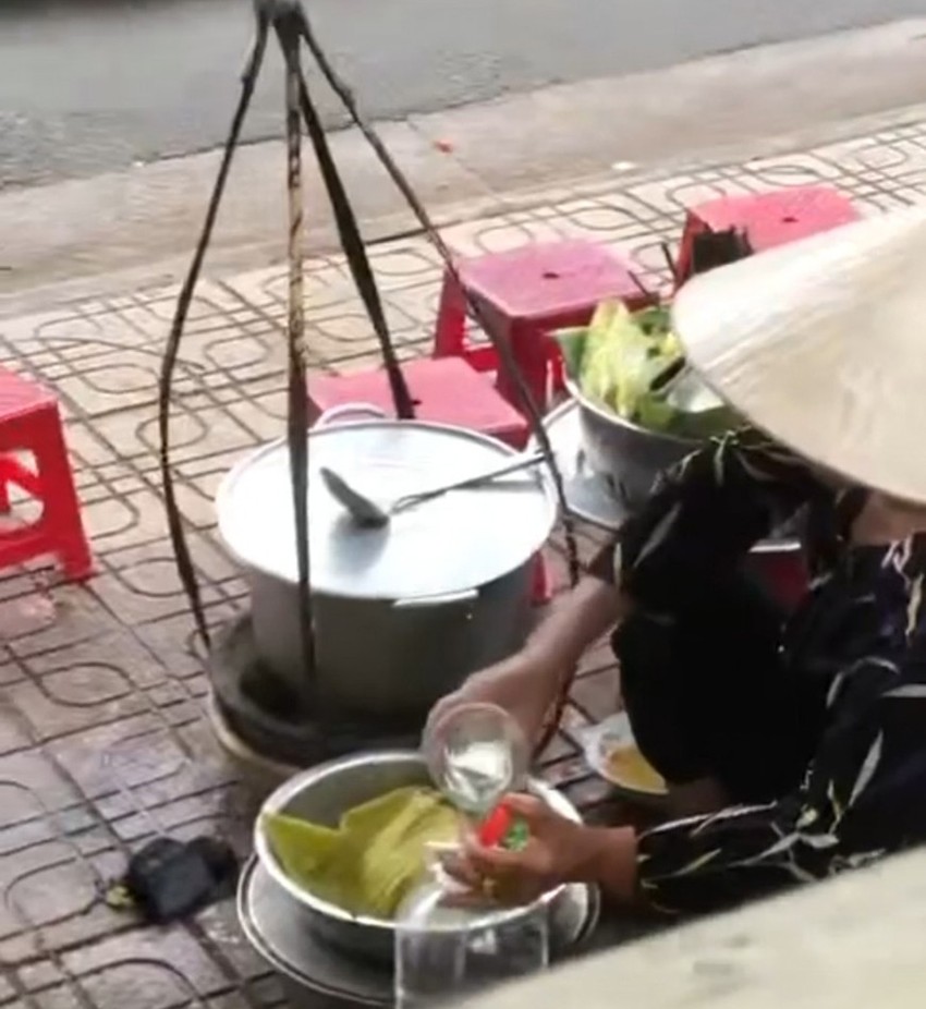 Người bán hàng rong đổ thức ăn thừa vào nồi nước lèo ở Nha Trang tiếp tục bị phạt